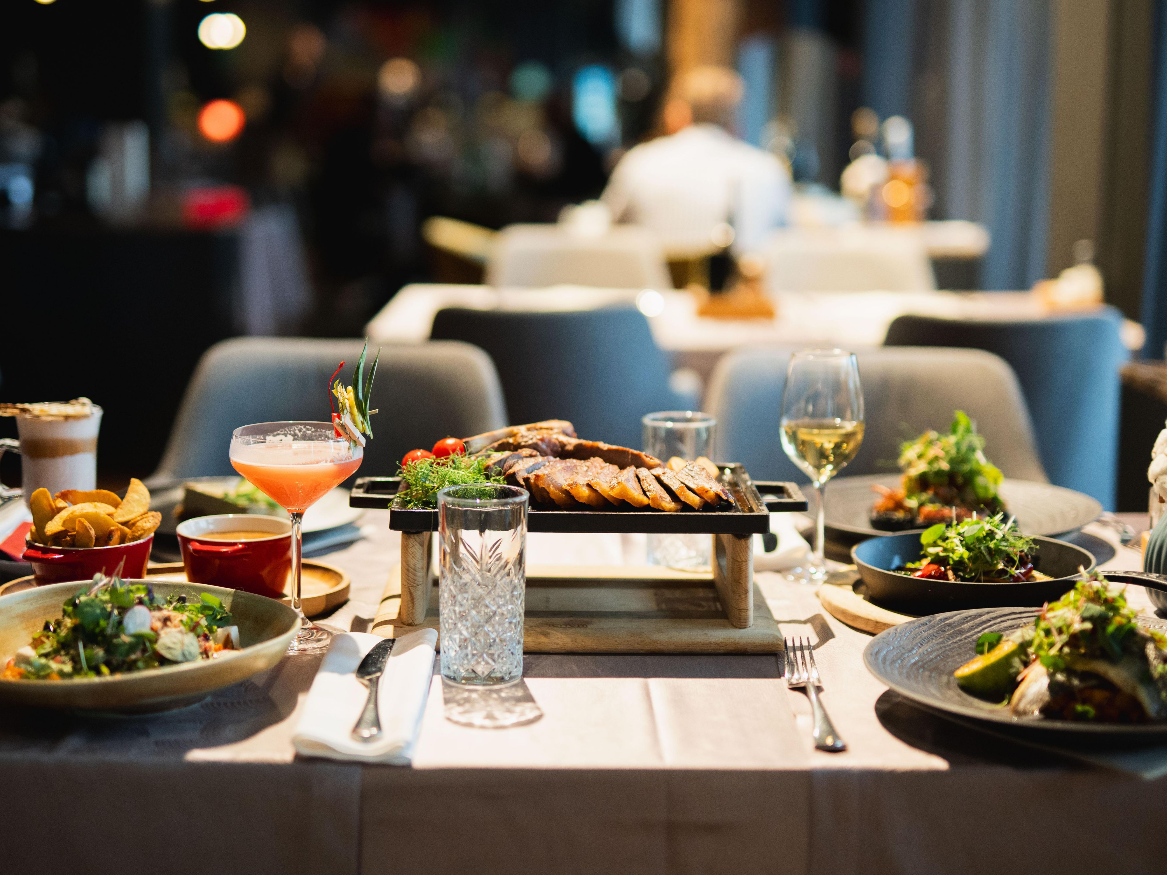 The Living Room at Crowne Plaza Podgorica welcomes you with a refreshed menu and a sophisticated new design. From morning coffee to business lunches and signature cocktails, enjoy a blend of local and international flavors in a stylish, inviting setting—perfect for both relaxation and connection.