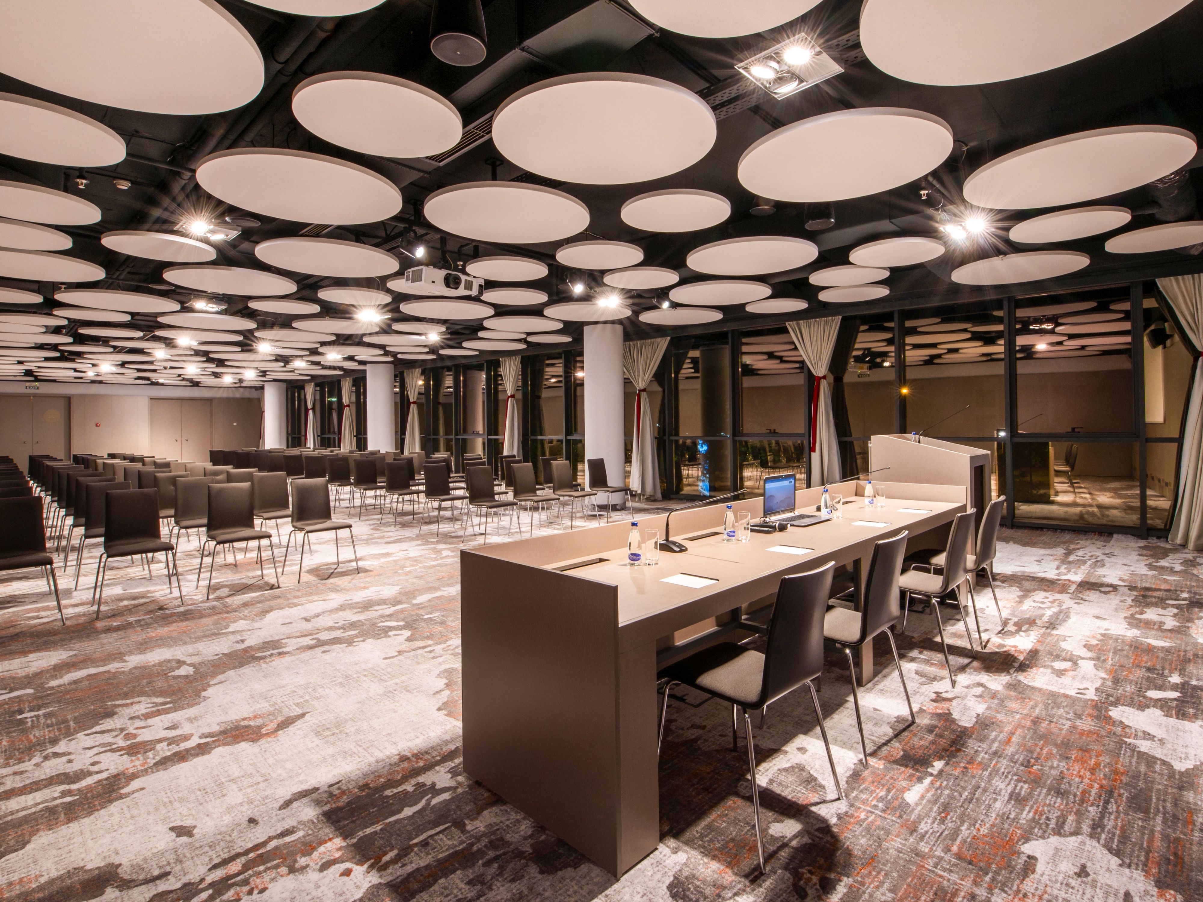 크라운플라자 포드고리차에서 특별한 미팅과 이벤트를 호스트 . 다양한 장소, 현대적인 기술 및 전담 팀이 원활한 경험을 보장합니다. 유연한 공간과 멋진 전망을 갖춘 이 호텔은 비즈니스 컨퍼런스, 기업 회의 또는 잊을 수 없는 사교 모임에 이상적인 장소입니다. 모든 이벤트를 성공으로 이끌어 드립니다.