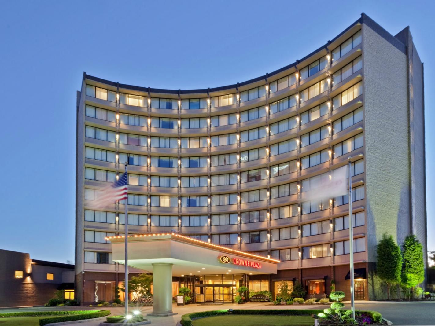 Our hotel is located near the Moda Center and the Oregon Convention Center, with easy access to downtown Portland via the MAX Light Rail. Visit the nearby Portland Art Museum, the Portland Japanese Garden and the International Rose Test Garden. We are also close to the Portland State University, and less than 20 minutes from the airport. 
