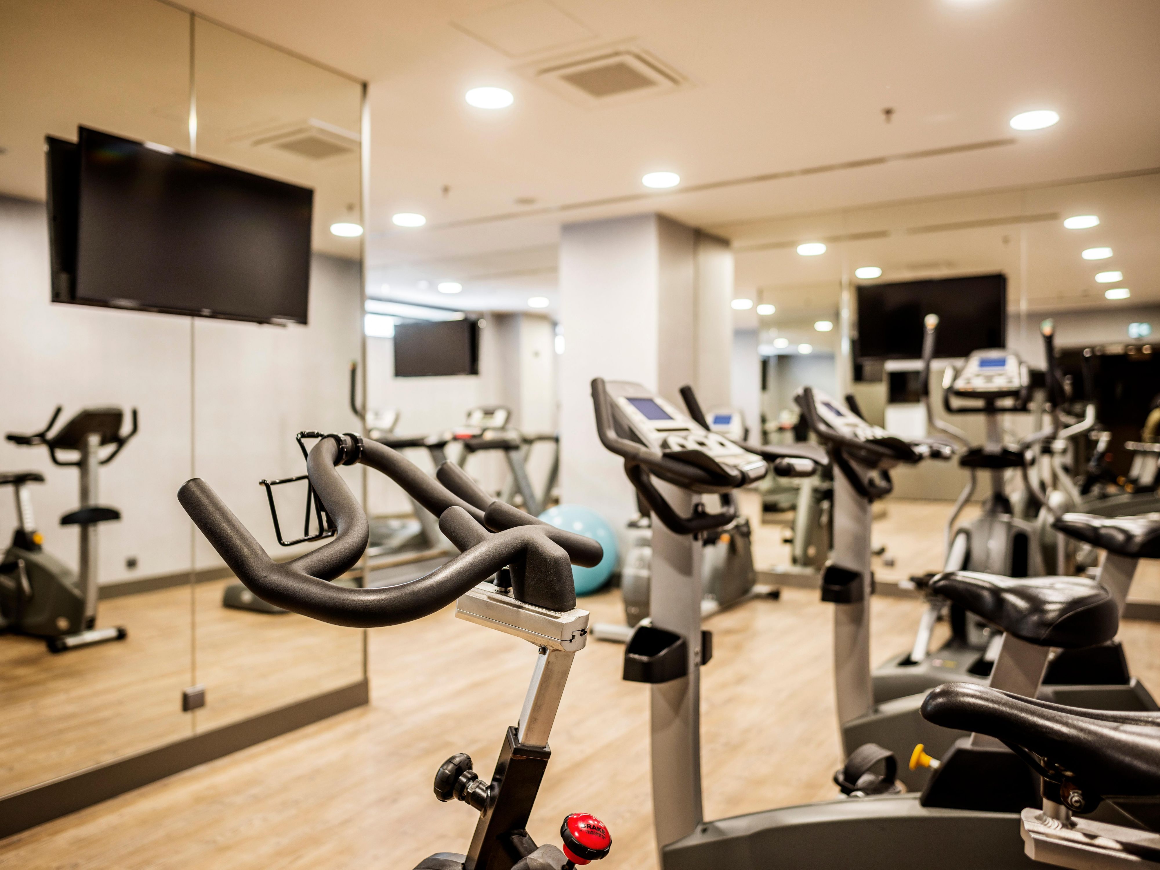 All studies point to the need of having some time to practice exercise. Our team ensures that Crowne Plaza Porto's fitness room is always in the ideal conditions so that you can make the most of this time, just thinking about you!