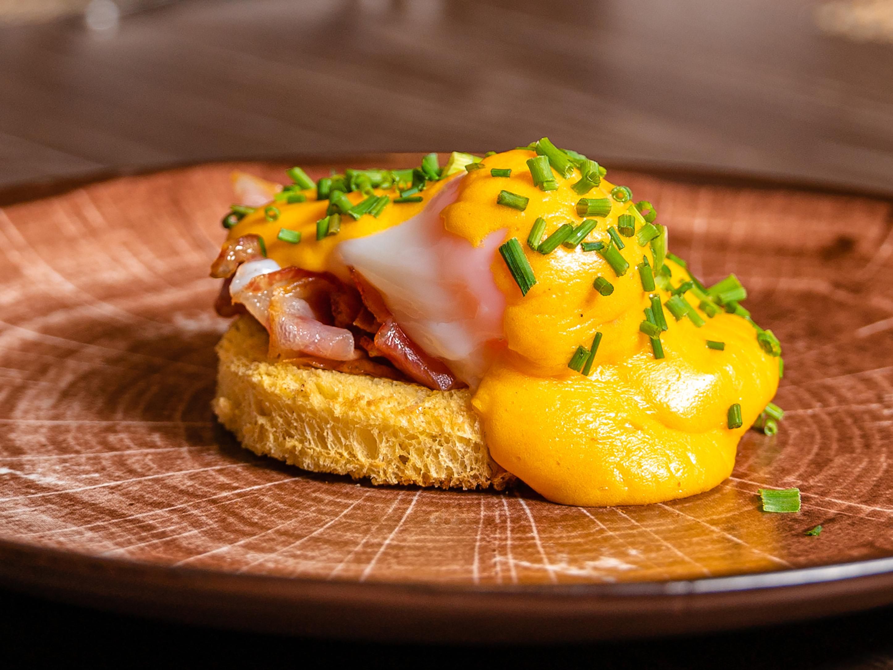 soMos Brunch is back, every Sunday lunch at soMos Restaurant. All breakfast favorites are complemented with a traditional sandwich & toasts show cooking station, a weekly selection of hot dishes, assorted salads, eggs benedict and a desserts buffet that will make you forget your diet! Make your reservation now for the best brunch in Porto!