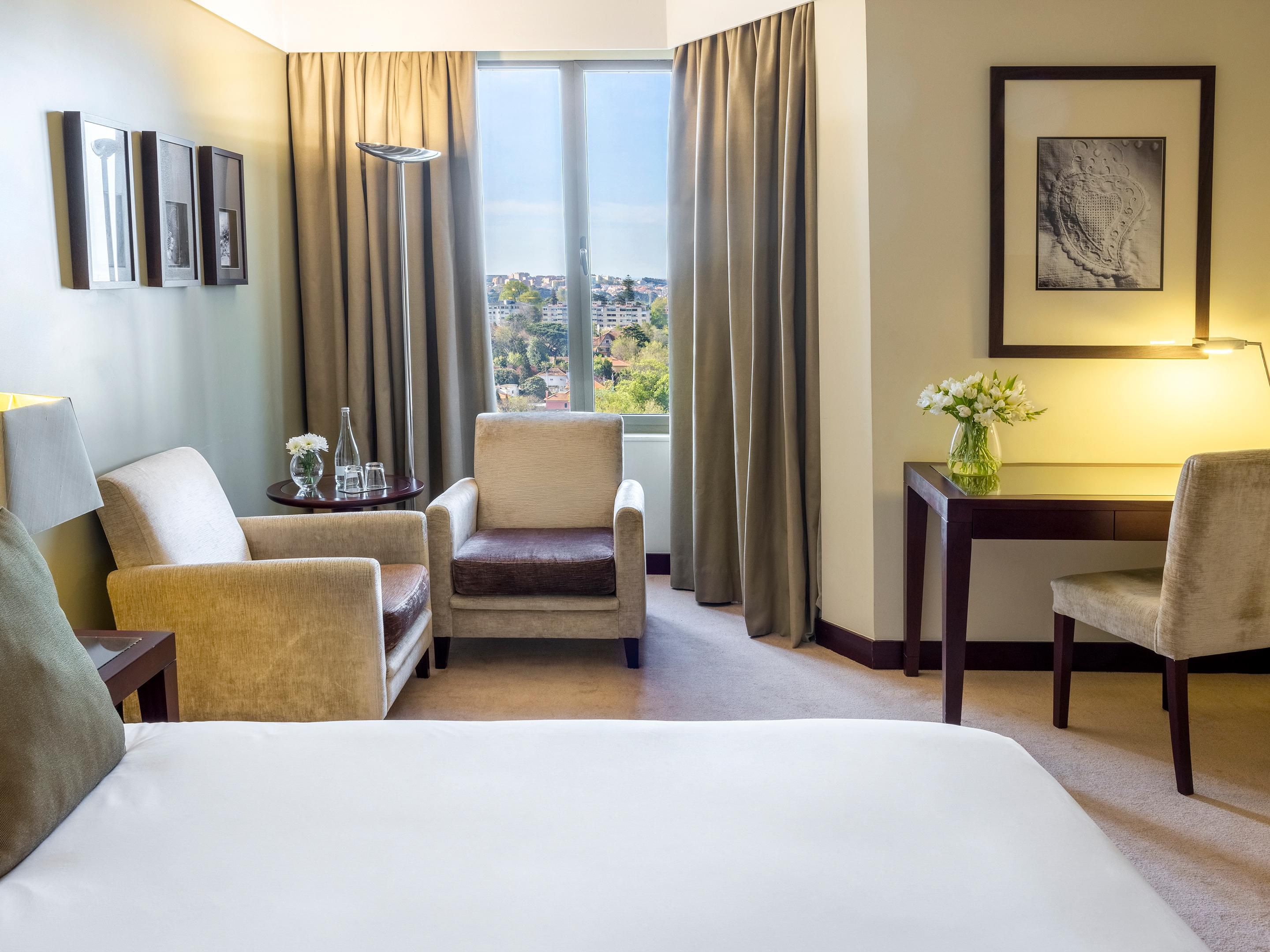 Queen Bed Room, City View High Floor, desk & relaxation area