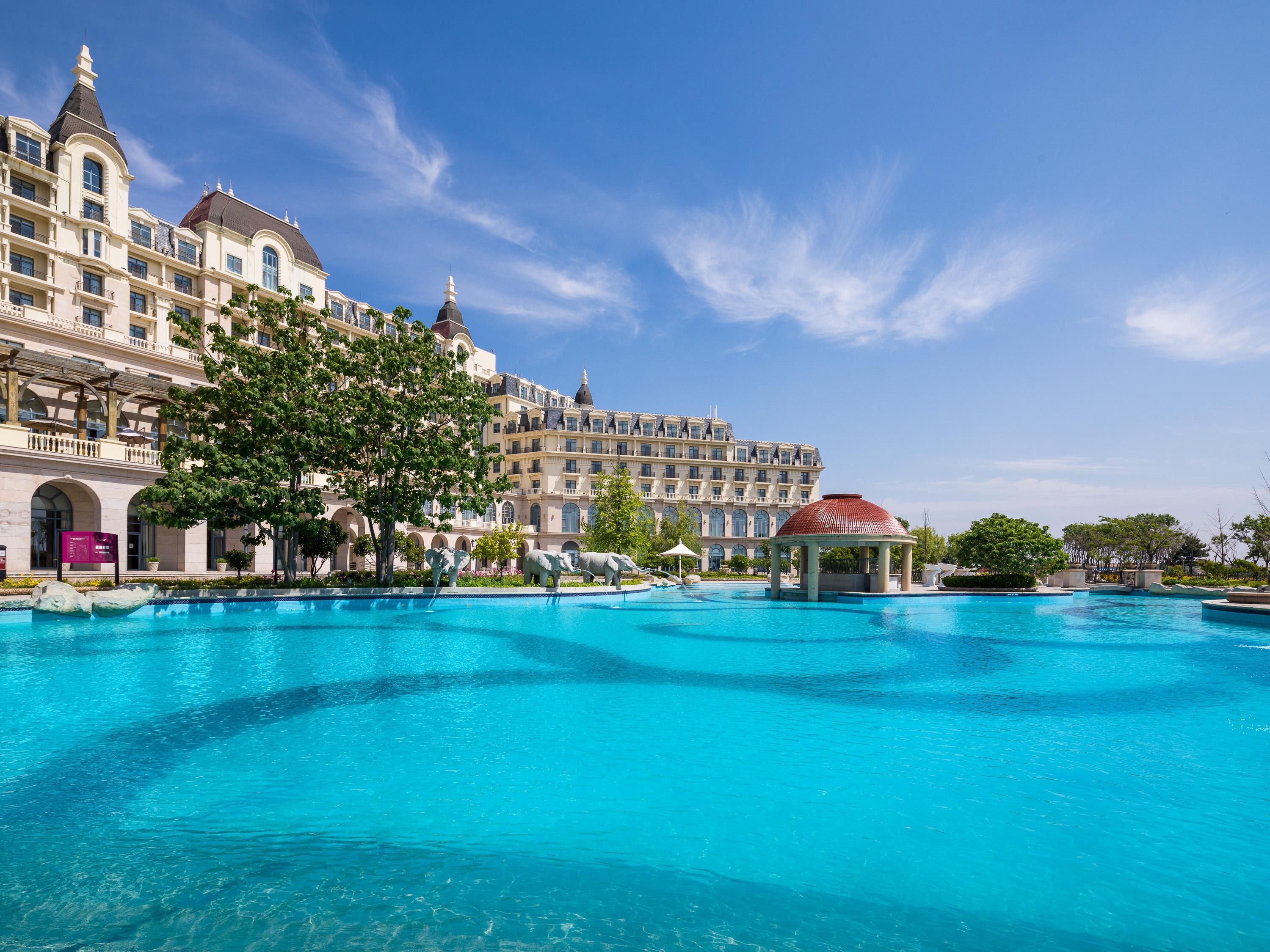 The hotel recreation center has a heated indoor swimming pool and an outdoor swimming pool with a sea view open in summer, and the gym is equipped with high-end fitness equipment to make sports more professional and comfortable. The hotel also has a Yoga room, Billiards room, and Table Tennis room.