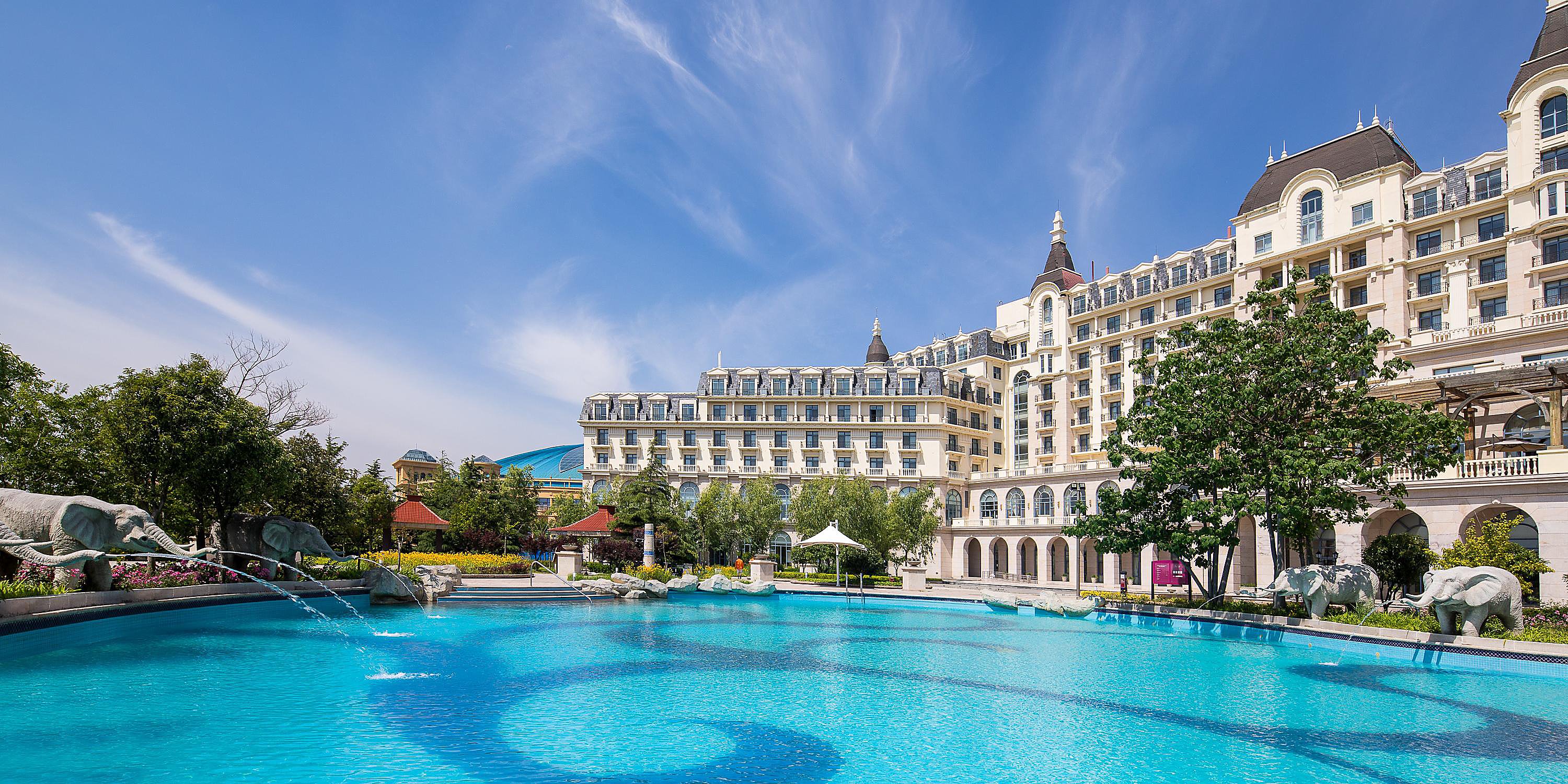 https://digital.ihg.com/is/image/ihg/crowne-plaza-qingdao-6108740814-2x1?qlt=85,0&resMode=sharp2&op_usm=1.75,0.9,2,0