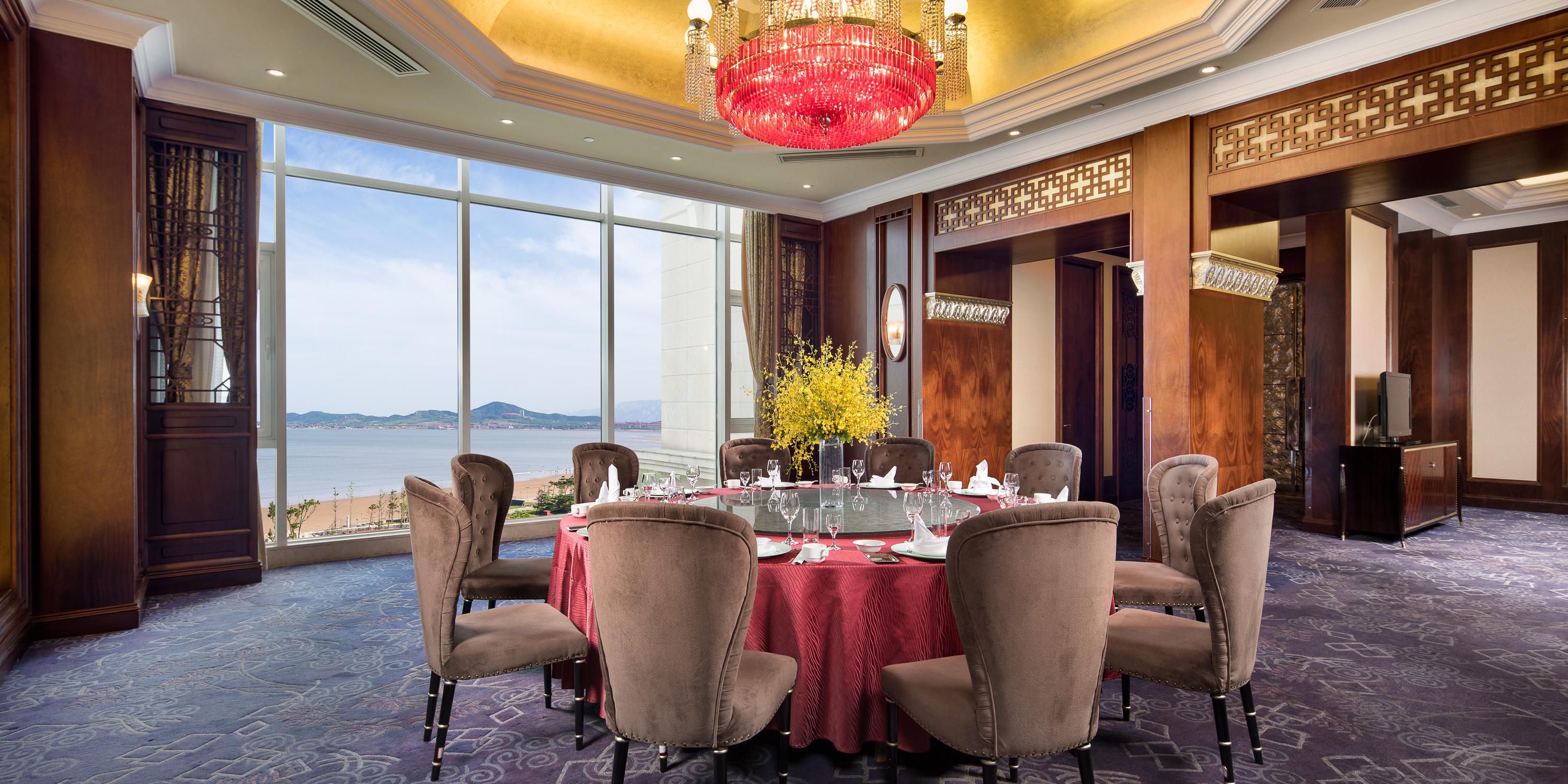 Tianxiang Court Chinese restaurant focuses on Cantonese, Sichuan and Jiaodong dishes, accompanied by the beautiful scenery of Aoshan Bay, sit down to enjoy a delicious meal, leisurely watch the magnificent ocean, and enjoy the unique experience of combining food and beauty.