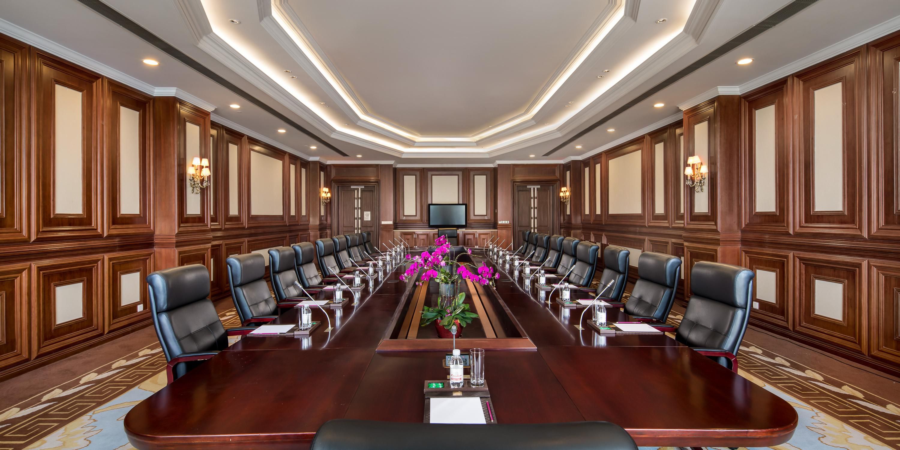 The hotel has a total area of 13,000 square meters of conference and banquet area, including 1,600 square meters of banquet hall Jinhua Palace, 700 square meters of sea view Splendid Palace, 18 multi-function halls ranging from 100 to 200 square meters, indoor and outdoor green Spaces, beaches, can provide a wealth of meeting and banquet options.