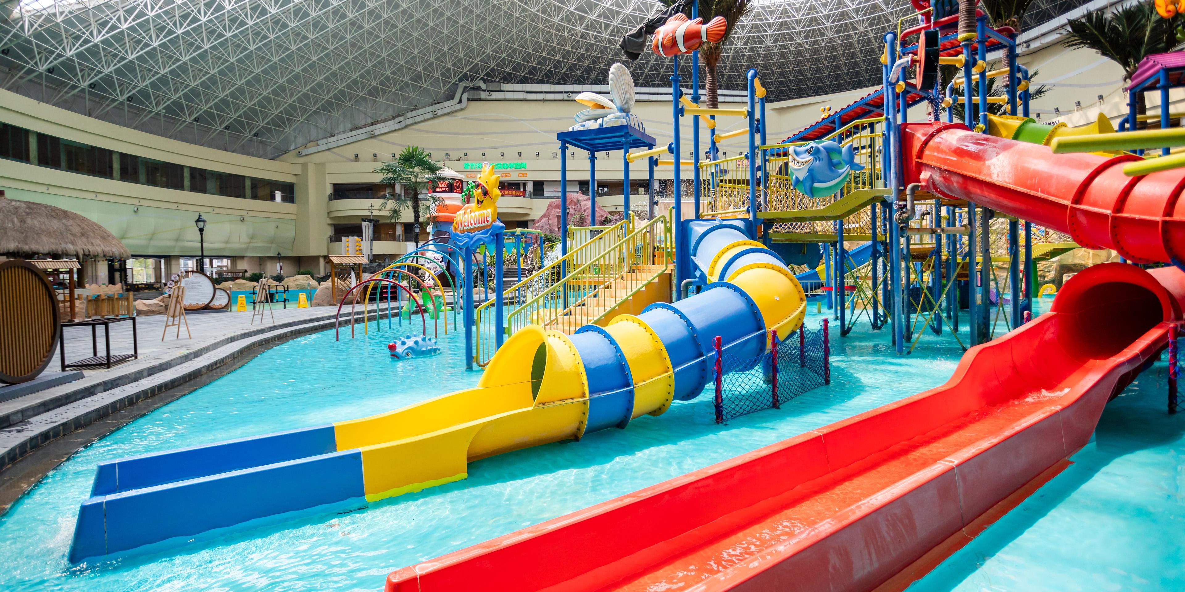 The world's scarce ocean hot spring resources, with more than 60 indoor and outdoor soaking pools, bring guests a comprehensive experience of ocean hot spring culture. The indoor hot spring park has large facilities such as a children's water shelter, skywalk, rainbow slide, etc., which can meet the needs of family entertainment.