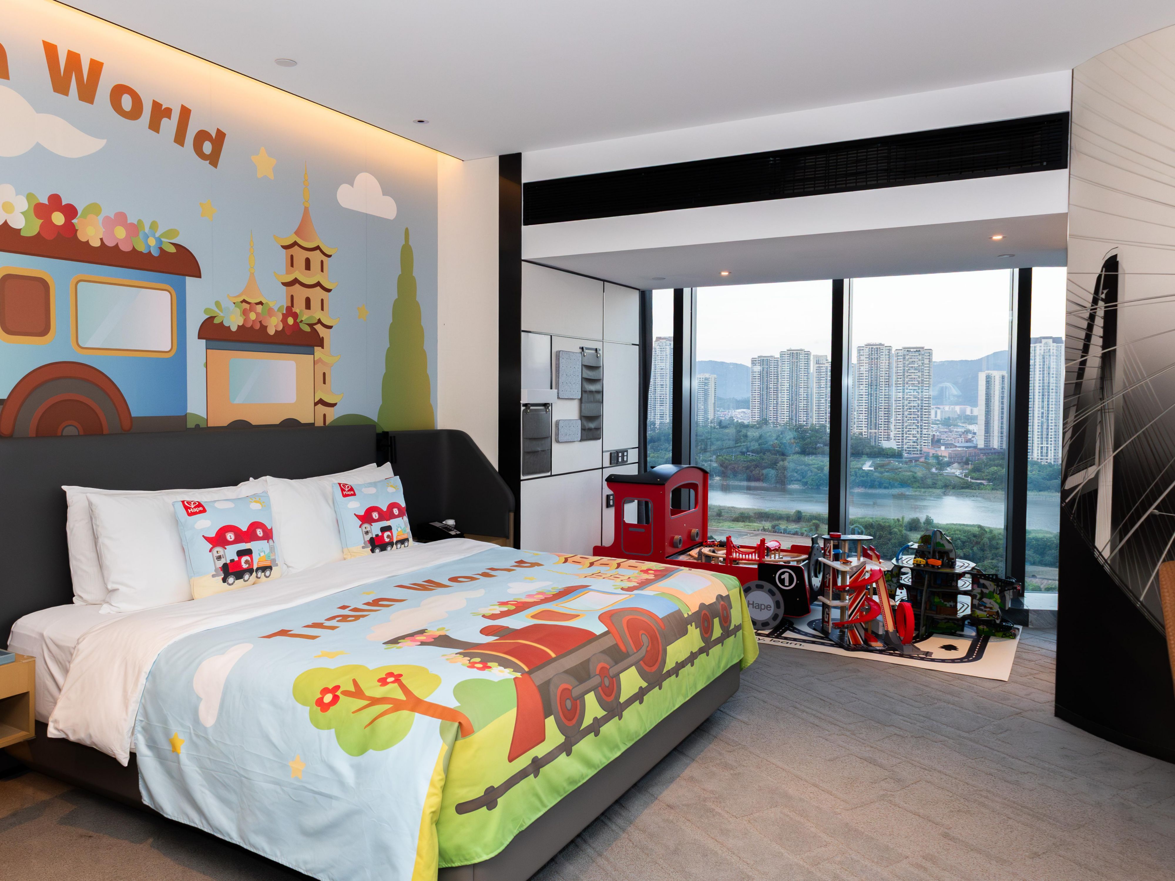 To provide guests with an even more exceptional family experience, the hotel has partnered with HAPE, a renowned German educational wooden toy brand, to create two unique themed rooms. Centered around the core philosophy of 'Love Play Learn,' these rooms offer an immersive play-and-learning experience for families.