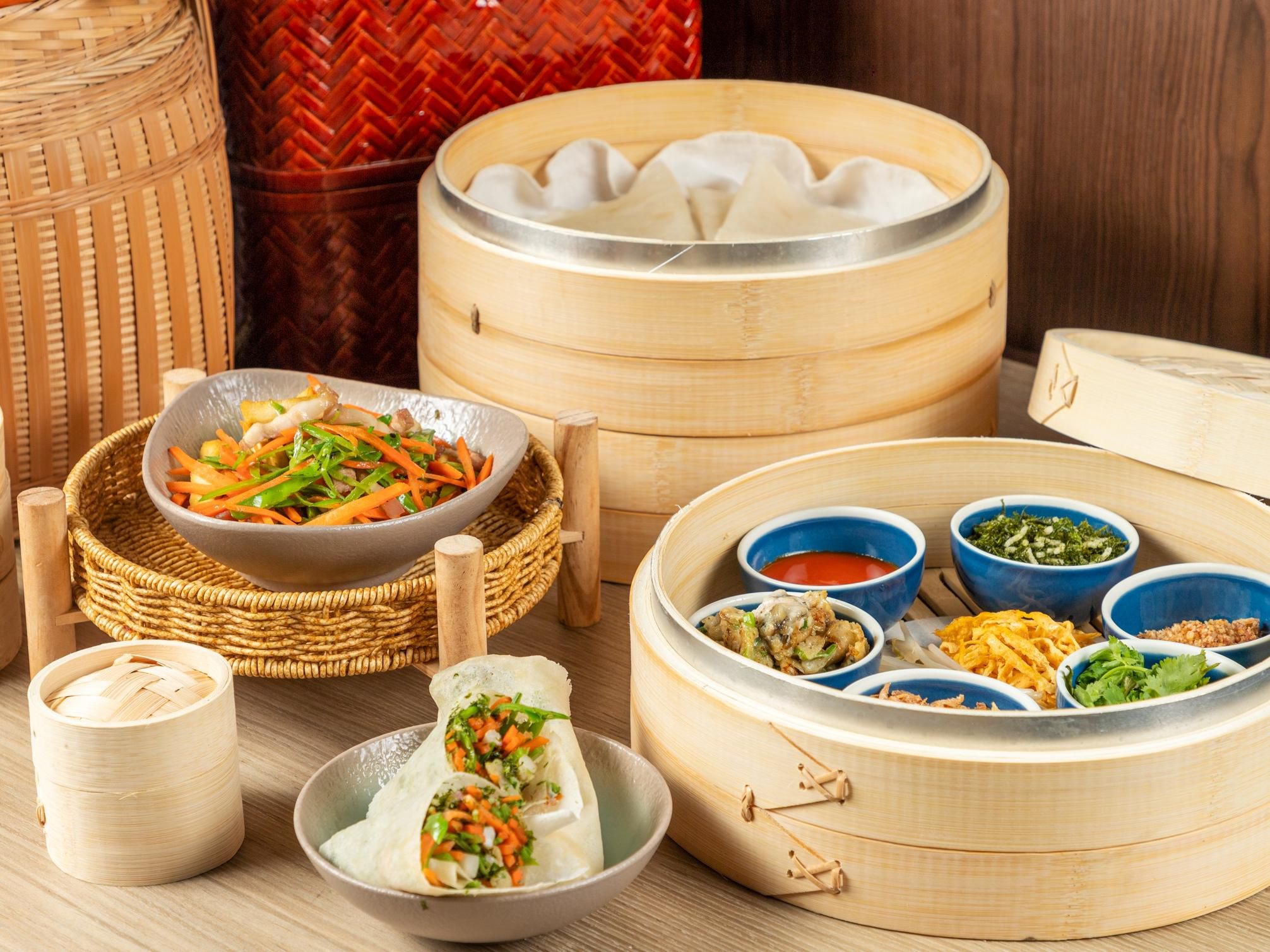 泉州人巧用山海食材“烹制”，创造润饼这道特色美食。 润饼就像泉州历史一张“活页”，套餐提供海蛎煎、花生碎、炸香葱碎、鸡蛋丝、胡萝卜、五花肉等，各样自然风物经过劳动生活的酝酿，铺陈出可随心搭配的美味。