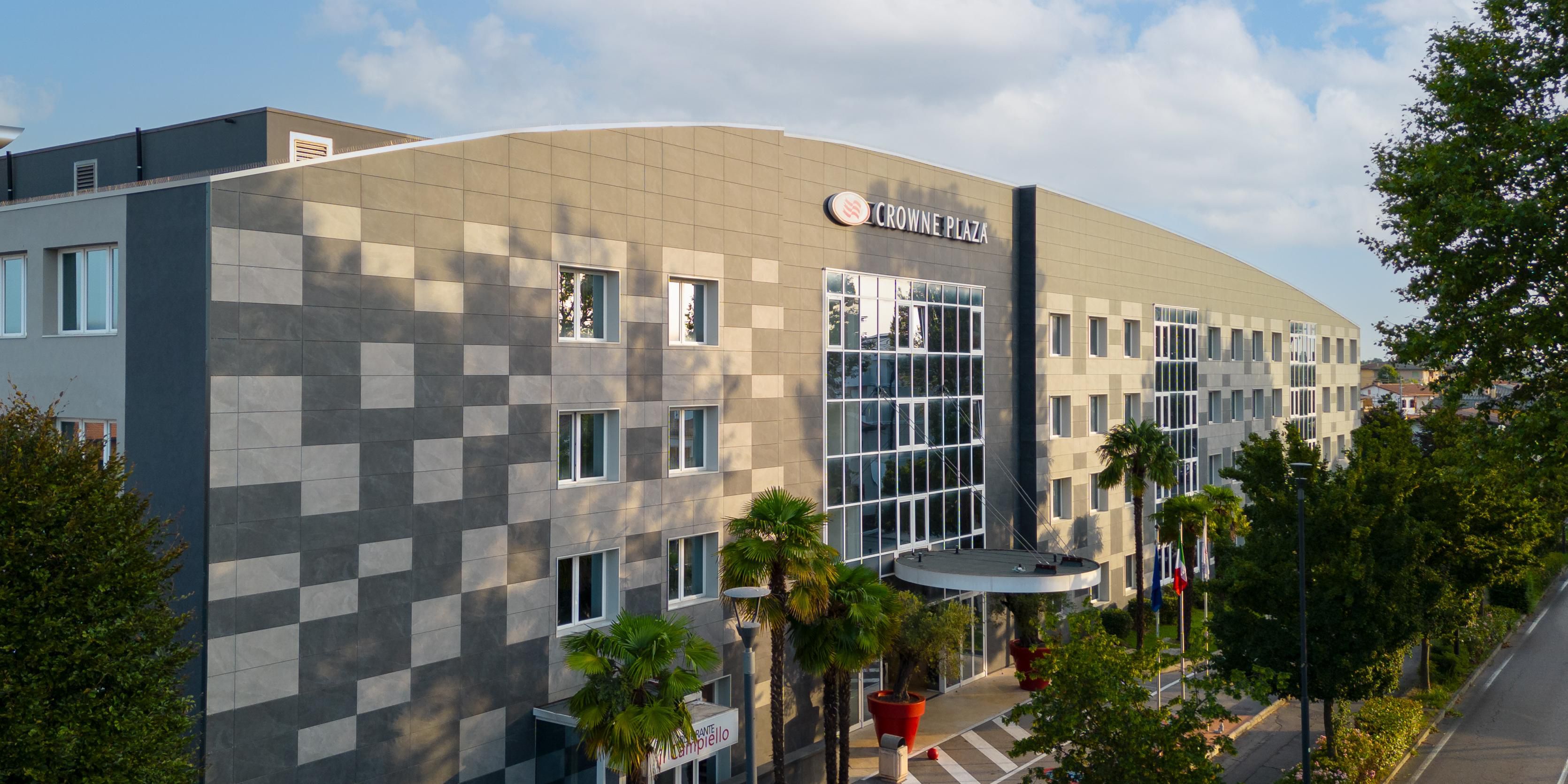 $hotelInfo.mediaDetails.welcomePhotos.primaryPhoto.caption}