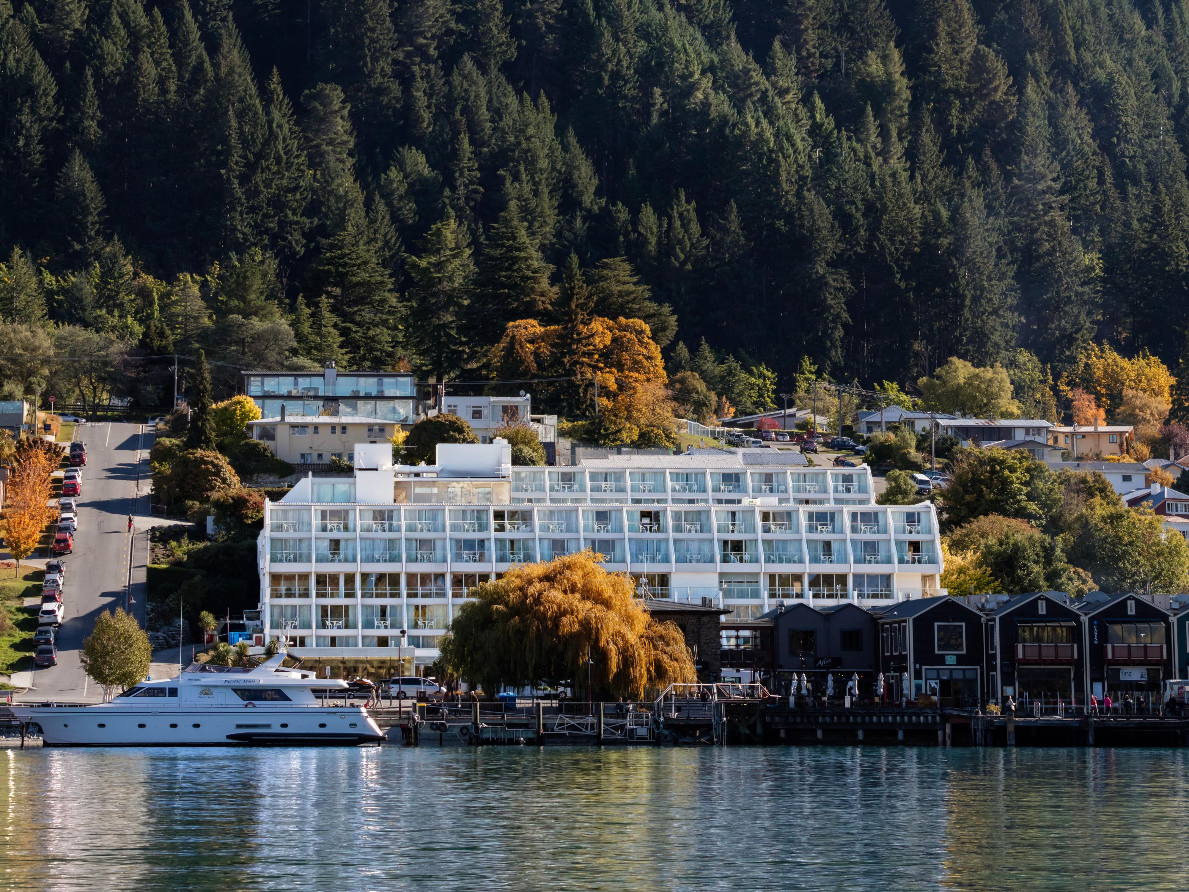 إطلالات على بحيرة واكاتيبو من واجهة كوينزتاون البحرية