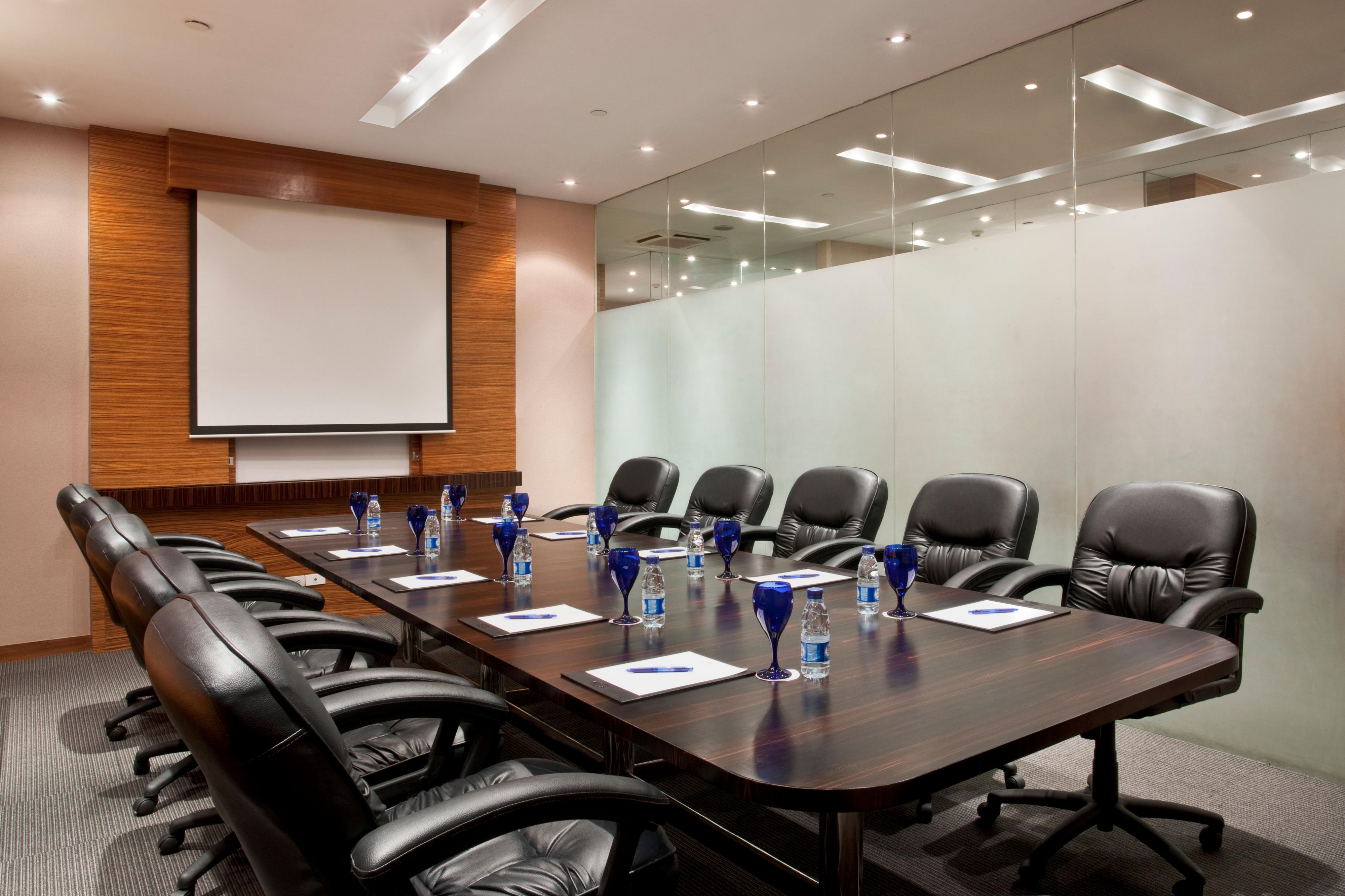 Book your power meetings in one of boardrooms