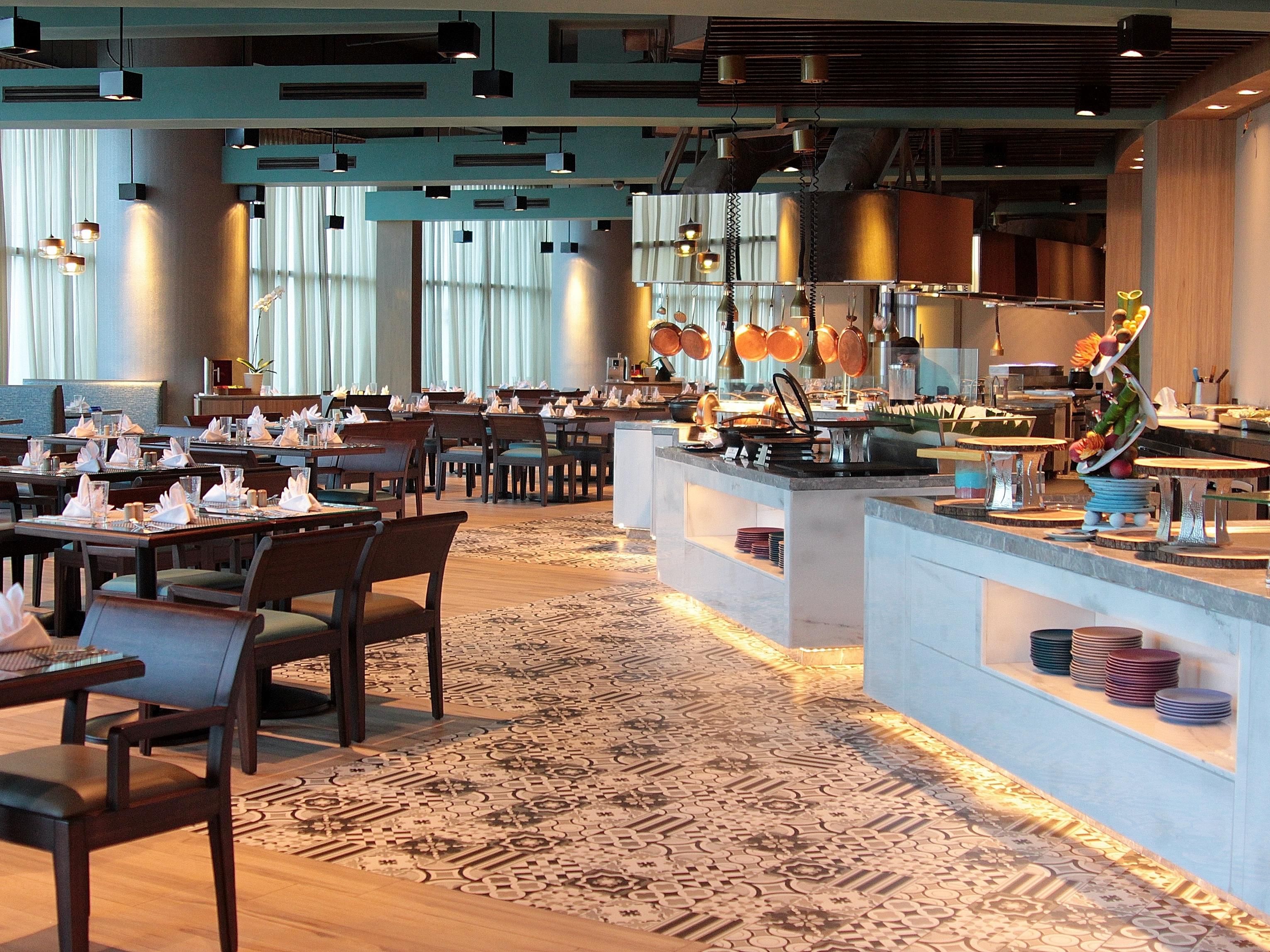 Our all-day buffet restaurant features seven interactive food stations highlighting local and crossborder cuisines, including Pizza and Pasta, Salad, Japanese, Indian, Western, Asian Noodle and Dessert stations. We also offer an extensive list of wines, beverages, and a la carte menus for dine-in and in-room dining.