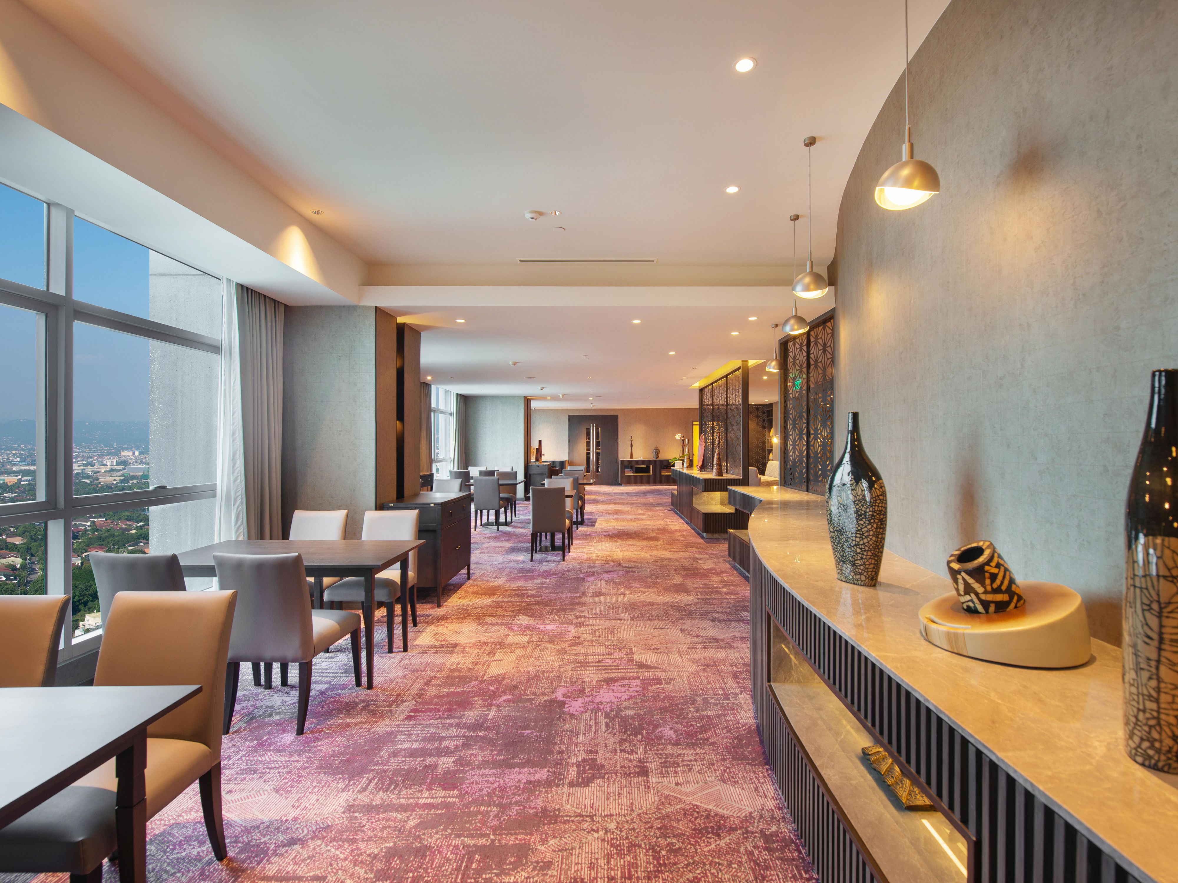 The Club Lounge is well-designed, with a perfect blend of business and leisure in mind. Regain your focus with our intimate meeting spaces, a fully equipped boardroom, complimentary breakfast, afternoon tea & snacks and evening cocktails with stunning panoramic views of the city.