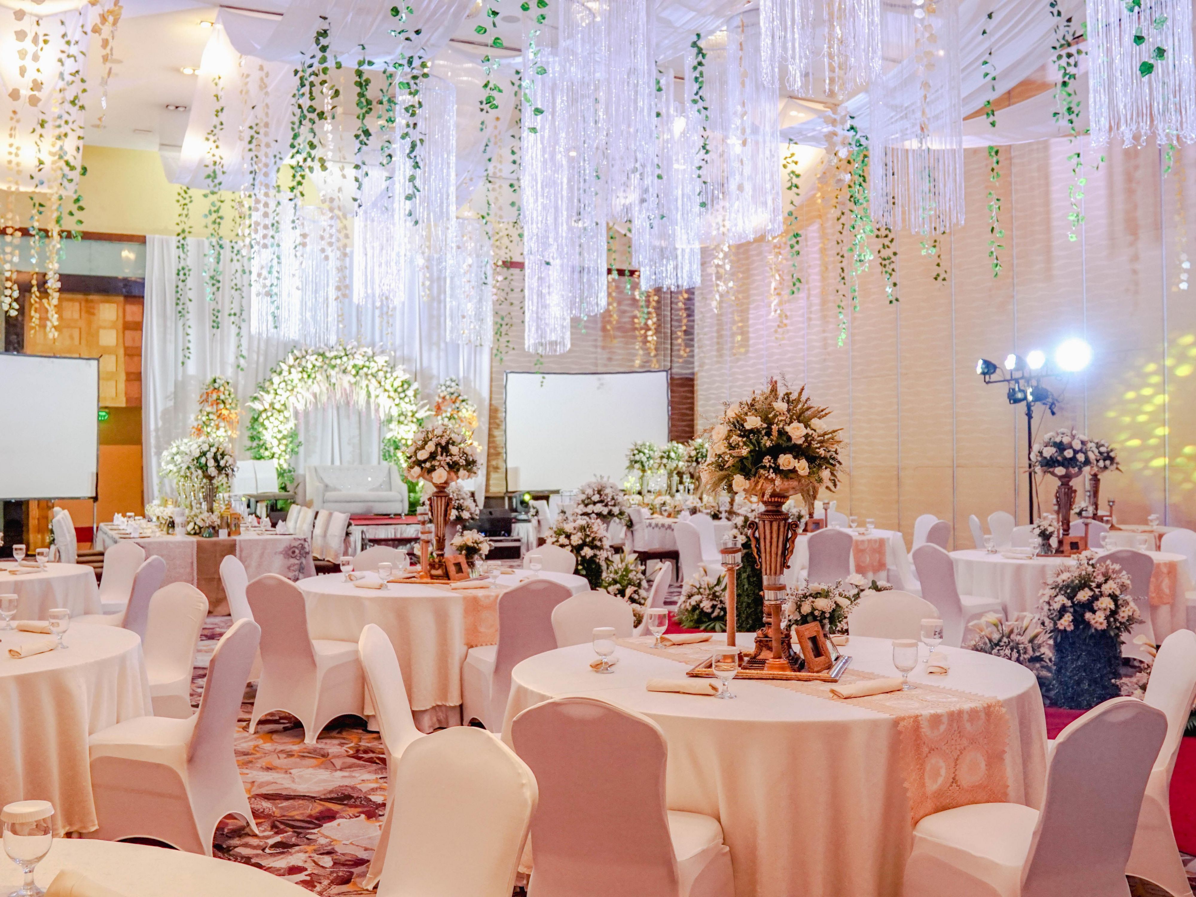 At Crowne Plaza Manila Galleria, the meeting space & catering selections can be customized for small groups & large events. To make meetings easy & successful, we offer a dedicated Crowne Plaza® Meetings Director, a two-hour RFP guarantee & multilingual staff. At 12,720 sq ft large, the pillarless Crowne Plaza Grand Ballroom is the key feature!