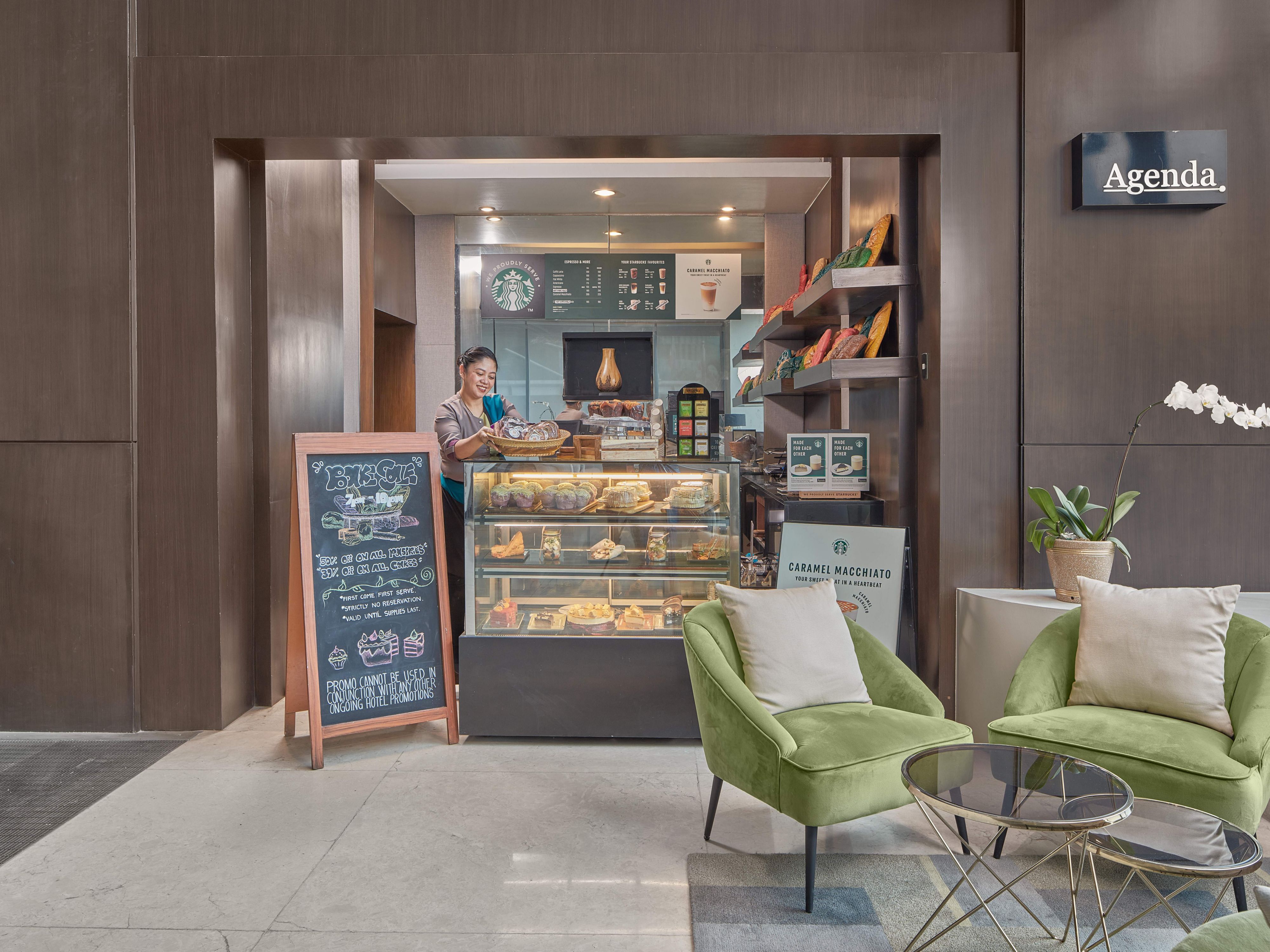 Agenda menawarkan makanan gourmet grab and go seperti sandwich, kue, kue kering, dan praline, semuanya baru dibuat untuk tamu kami. Hotel ini juga menawarkan kopi dan minuman premium bersama dengan suasana lounge kasual yang ideal untuk pertemuan dan makanan ringan.