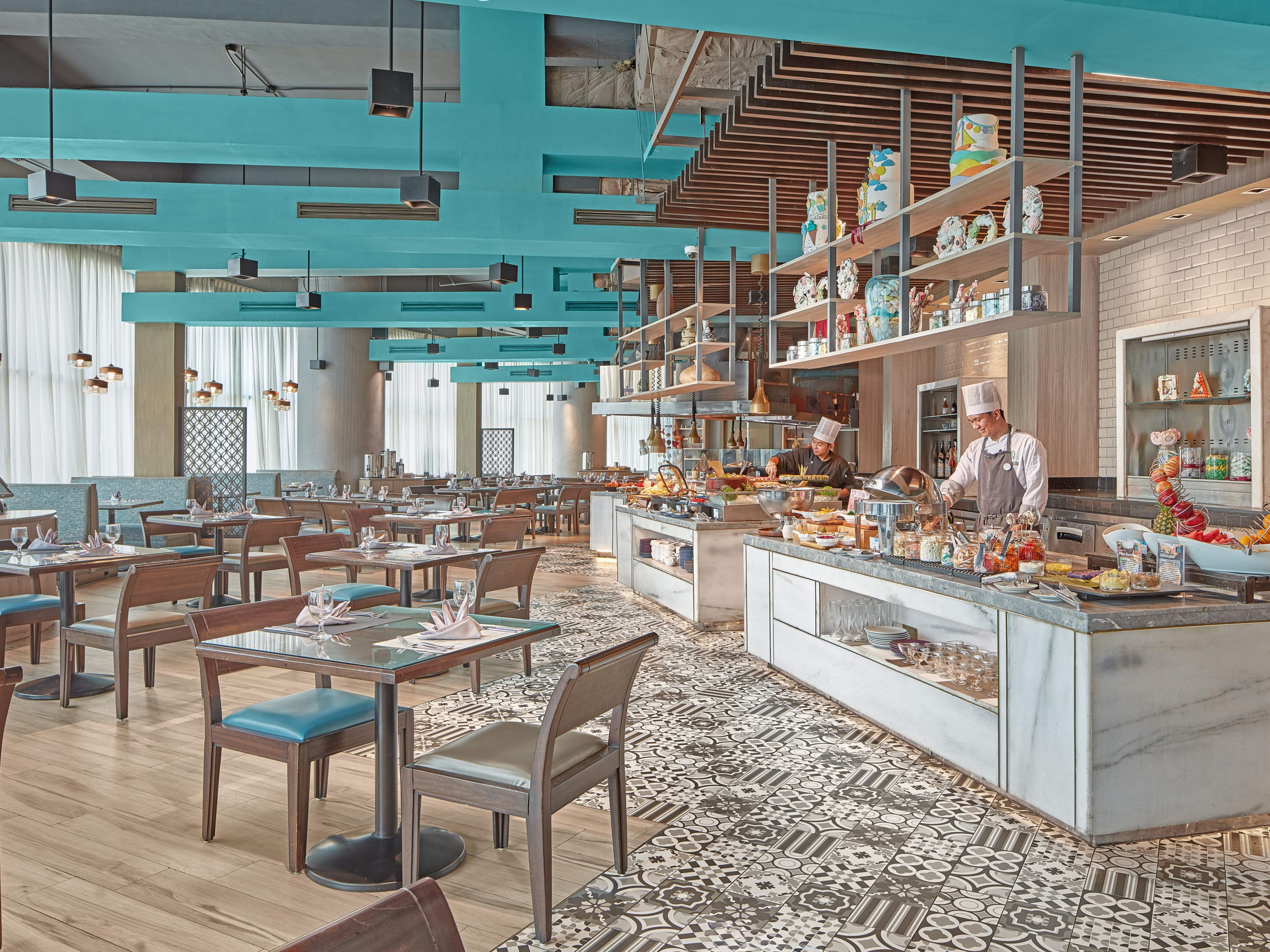 Our all-day buffet restaurant features seven interactive food stations highlighting local and cross border cuisines, including Pizza and Pasta, Salad, Japanese, Indian, Western, Asian Noodle and Dessert stations. We also offer an extensive list of wines, beverages, and a la carte menus for dine-in and in-room dining.