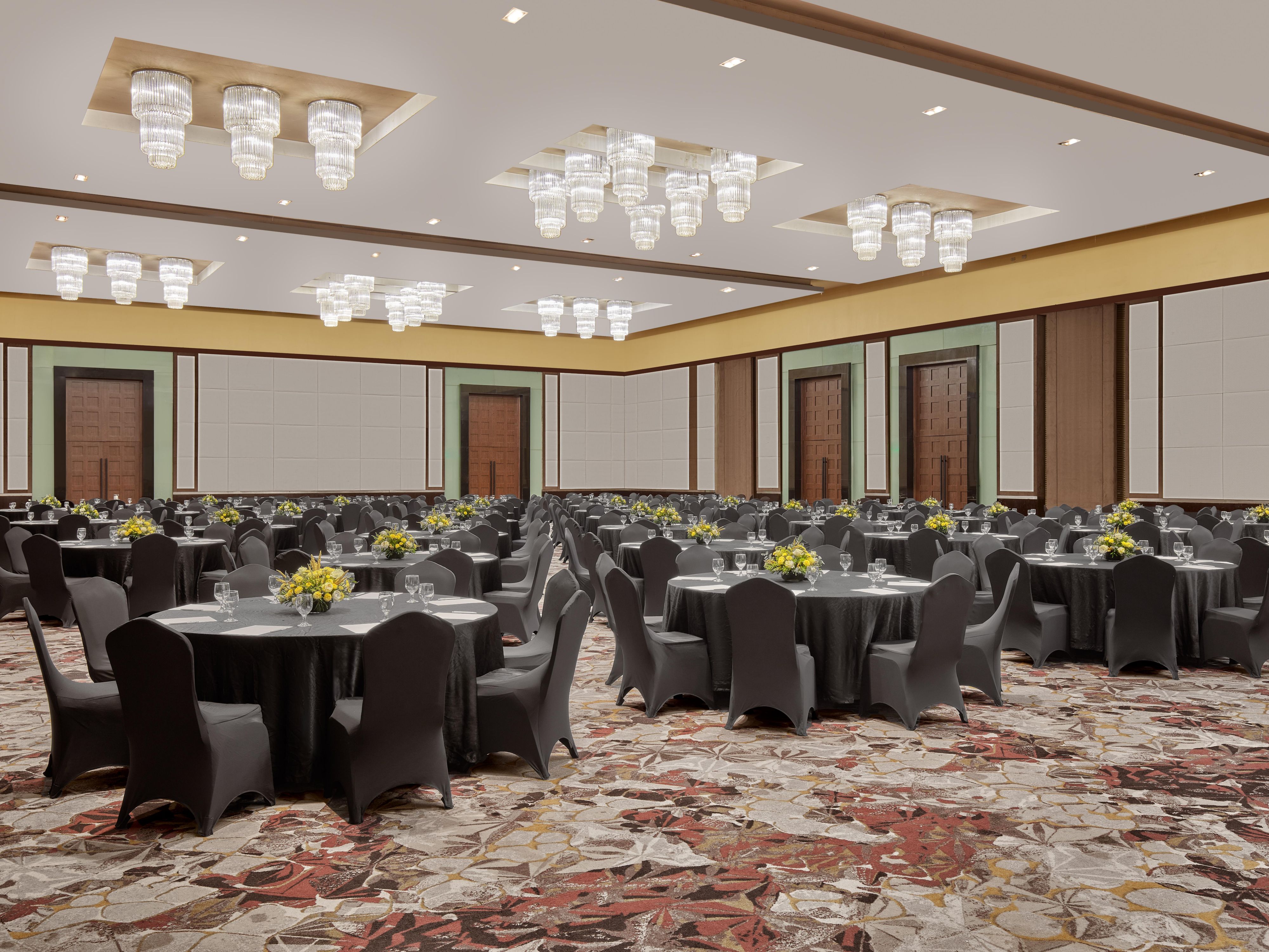 At Crowne Plaza Manila Galleria, the meeting space & catering selections can be customized for small groups & large events. To make meetings easy & successful, we offer a dedicated Crowne Plaza® Meetings Director. At 13,392 sq ft large, the pillarless Crowne Plaza Grand Ballroom is the key feature!