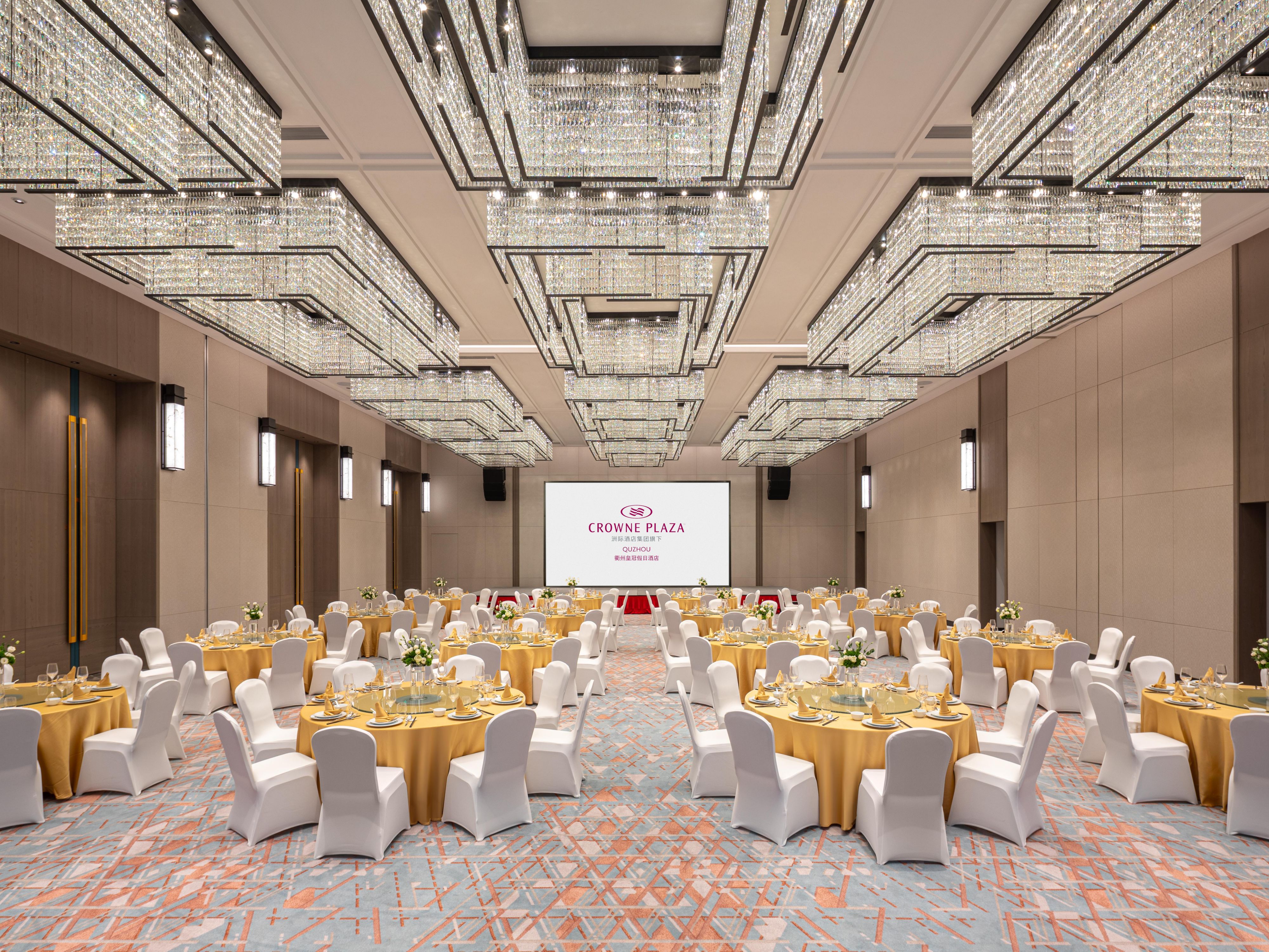 1,200-square-meter multi-functional meeting space, featuring 5 meeting rooms equipped with state-of-the-art audio-visual equipment and conference systems. The 600-square-meter Crowne ballroom can easily accommodate banquets for 300 people.