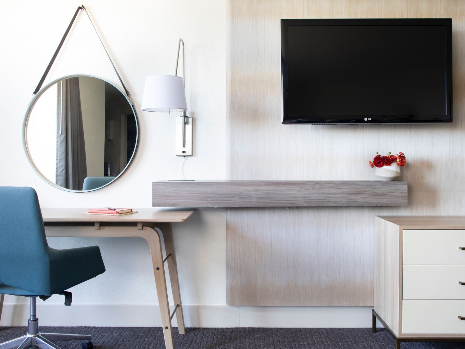 Chair and desk in Crowne Plaza Ravinia worklife room