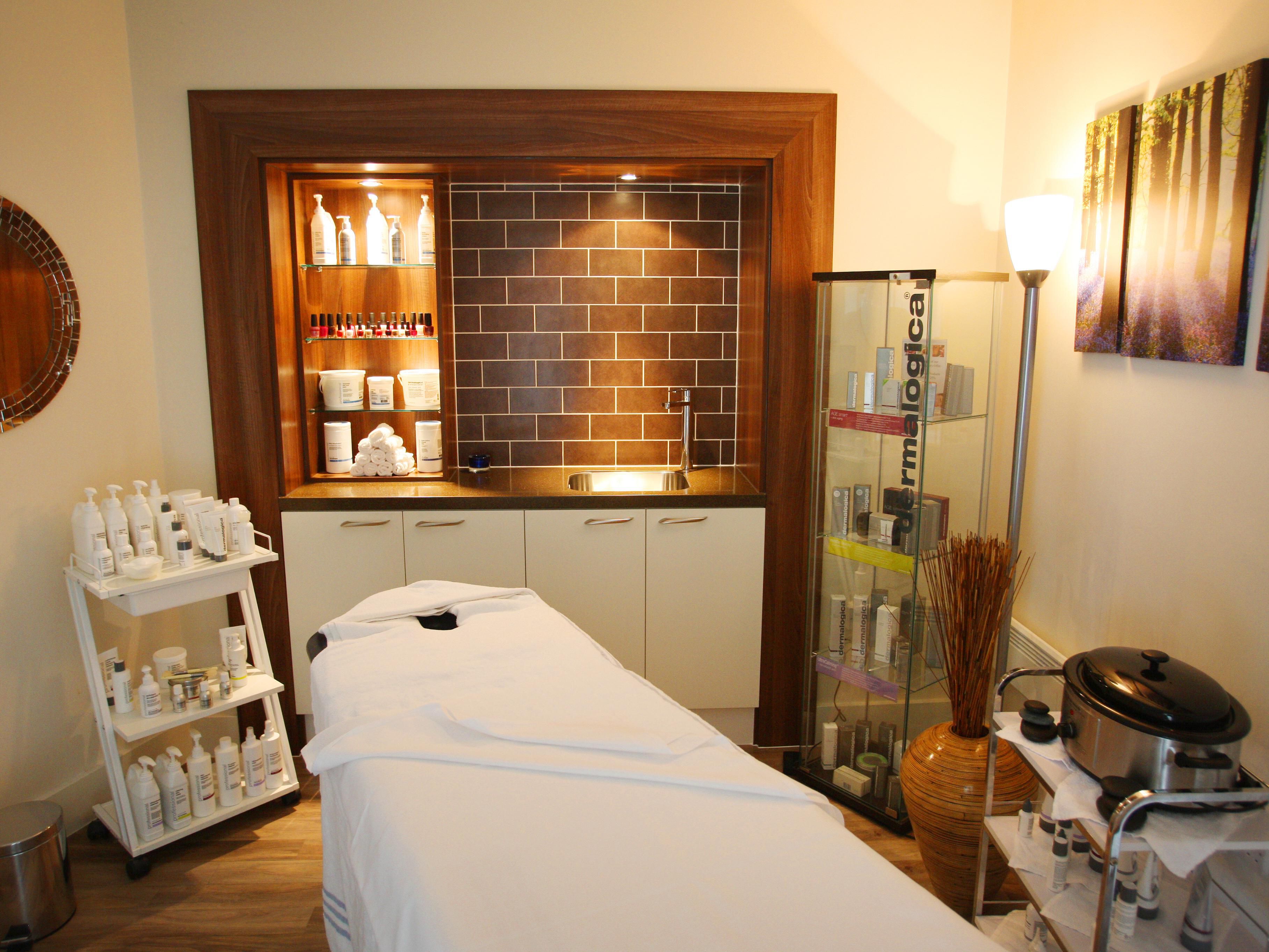 Esprit Wellness & Spa phong phú bao gồm Hồ bơi trong nhà 19m, Phòng tập thể dục Life Fitness lớn, Phòng xông hơi khô & Phòng xông hơi ướt. Đầy đủ các liệu pháp Monu Spa chăm sóc bản thân được cung cấp bởi các chuyên gia trị liệu có tay nghề cao. Tư cách hội viên công ty và cá nhân có sẵn.