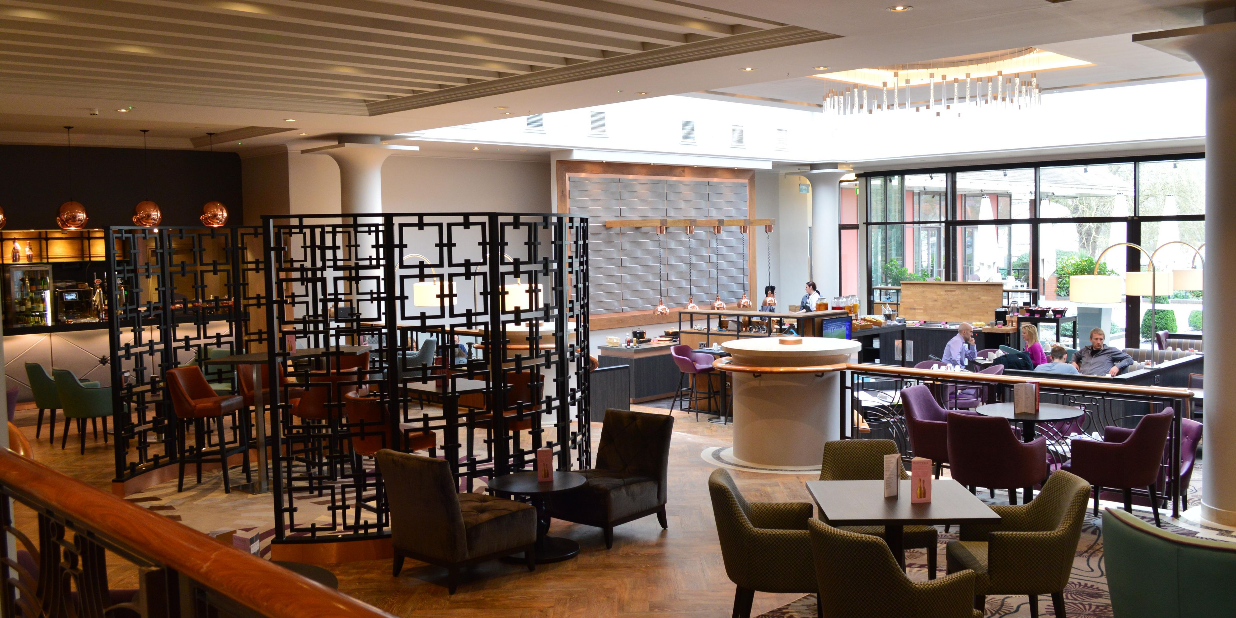 يطل مطعم Riverside Restaurant وتراسه الخارجي على ضفاف نهر التايمز ، ويقدم قائمة طعام بريطانية وعالمية موسمية. سواء كنت ترغب في الاستمتاع بوجبة حميمة لشخصين أو مجرد لقاء بعض الأصدقاء لتناول المشروبات ، فهذا هو المكان المثالي للاسترخاء والاستمتاع بالمناظر.