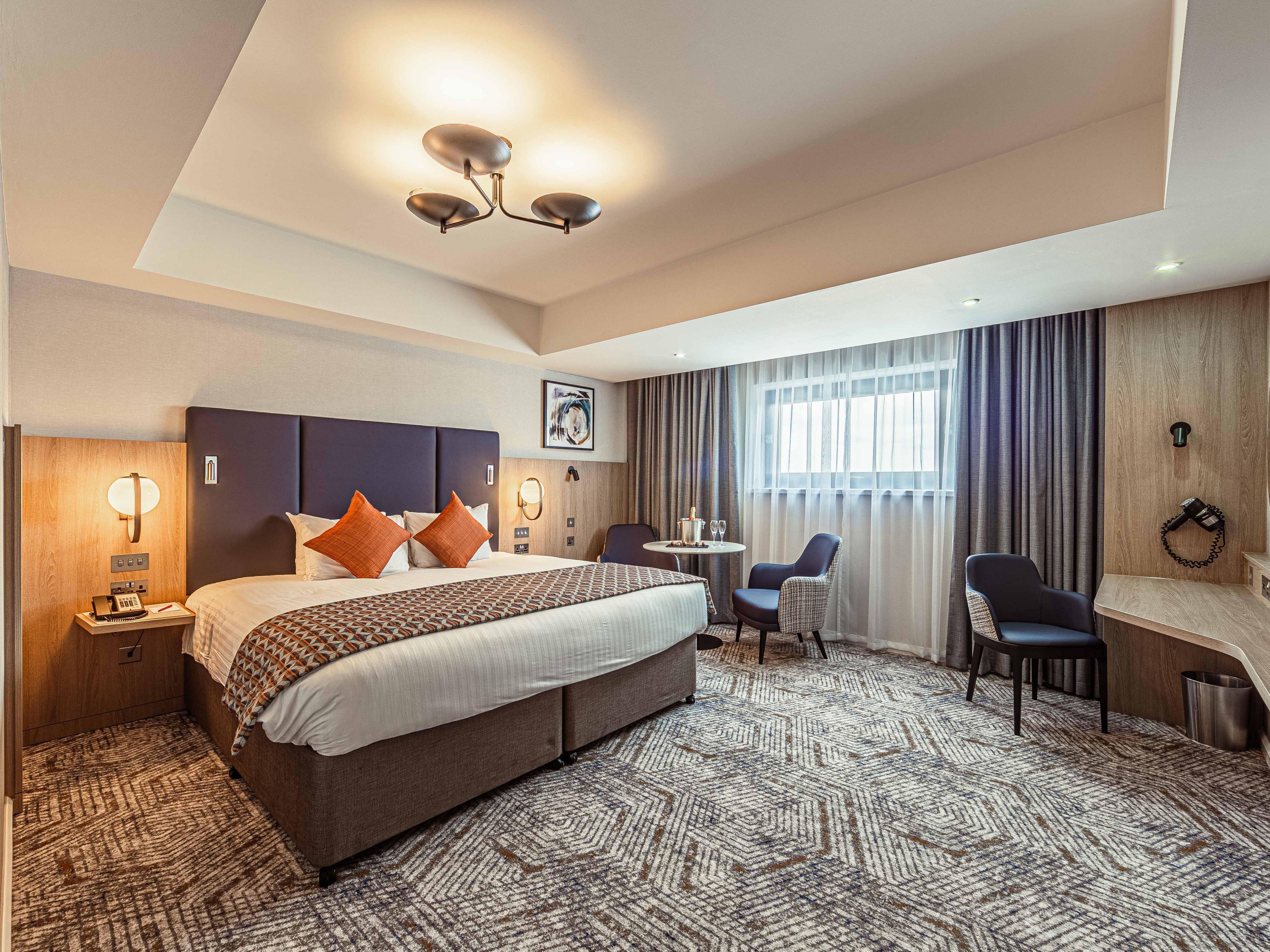 Descubra un lujo incomparable en Crowne Plaza Reading East con nuestras suites bellamente diseñadas. Disfrute de un espacio amplio y cómodo y de comodidades modernas. Sumérjase en un servicio excepcional, una decoración refinada y un ambiente relajante, ideal tanto para estancias de negocios como de placer cerca de Reading.