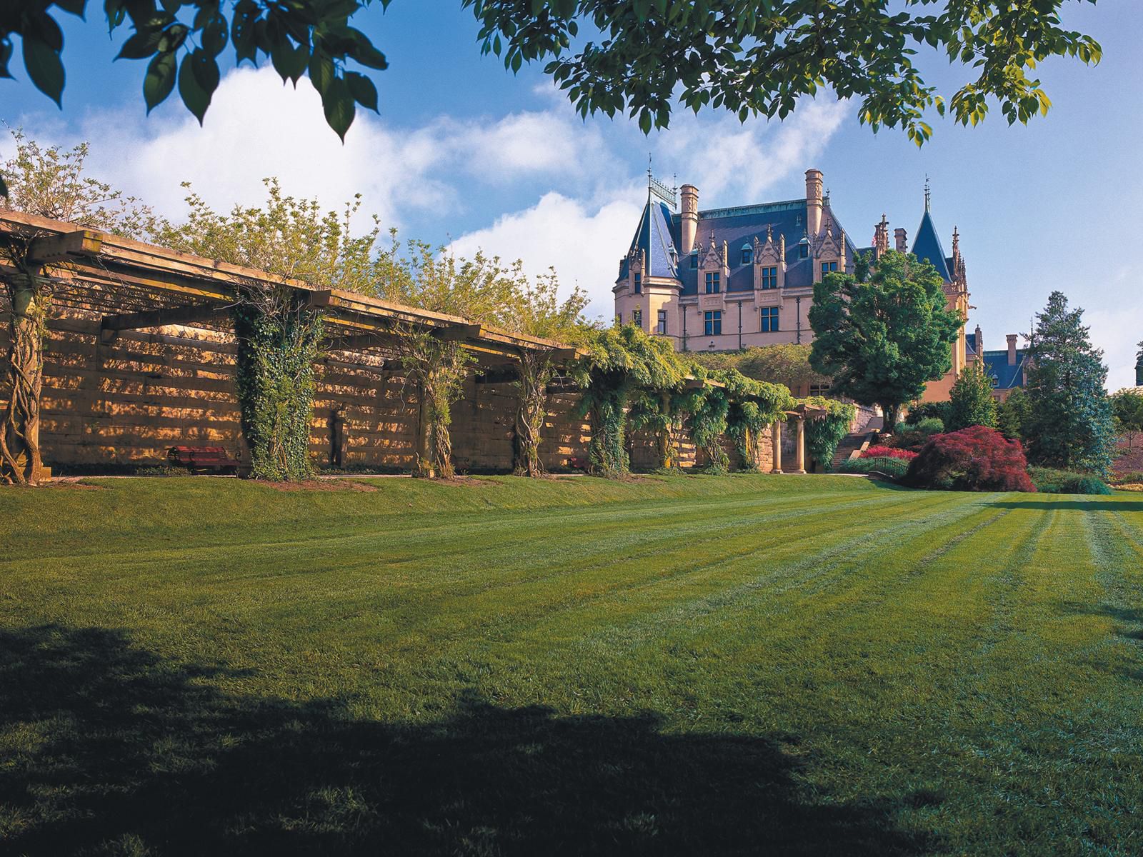 From Biltmore House to the North Carolina Arboretum, you can easily explore all the area has to offer when staying at our pet-friendly hotel near downtown Asheville. Hop on our downtown shuttle and exit at New Belgium Brewing Company. Enjoy a hand-crafted beer before strolling through the River Arts District or browsing the myriad boutiques. 