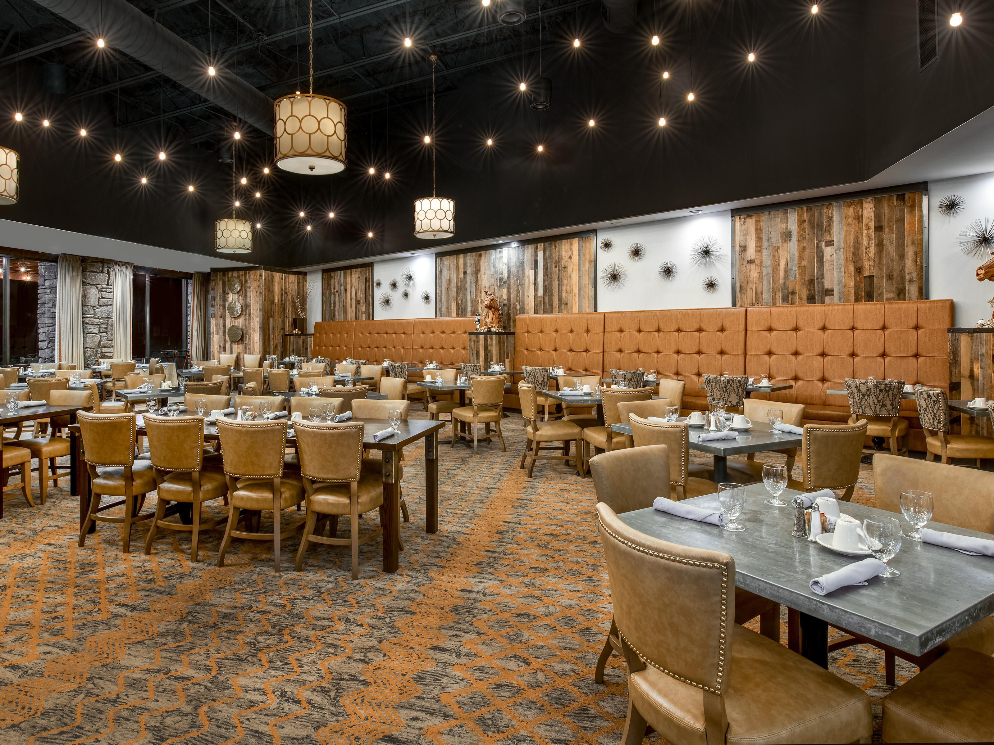 From hot breakfast to hearty lunches to delicious dinners, our onsite bar and restaurant offers wonderful options all day. Sip on creative cocktails or indulge in entrees to suit every appetite. Breathe in the fresh air as you savor drinks, revel in the cozy atmosphere of the dining room, or have room service deliver a meal directly to your room. 