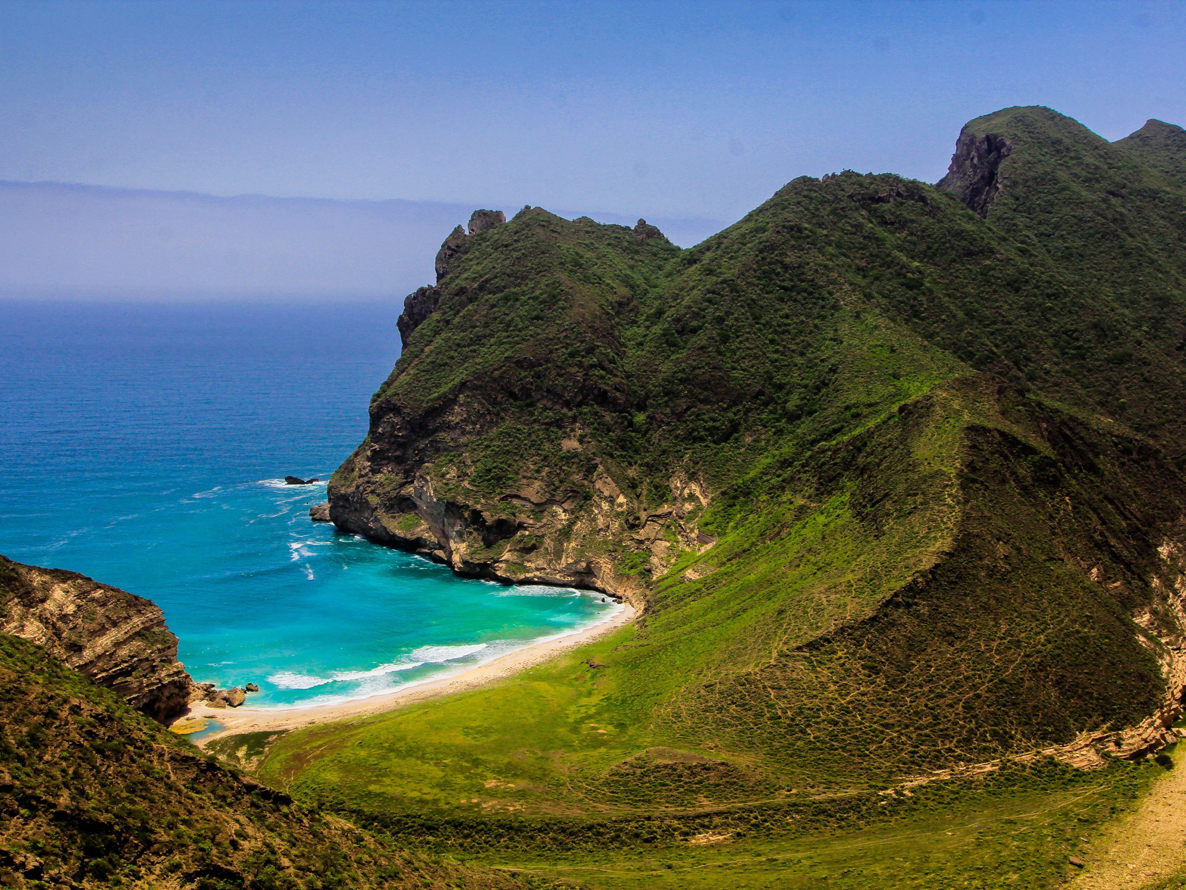From the timeless charm of Old Luban Souq to the glow of the Gold Souk, Salalah offers layers of local flavours. Admire Mughsail Beach’s cliffs and blowholes, step into history at Al Baleed Archaeological Park, and savour the heritage at the Sultan Qaboos Mosque in Salalah, while creating lovely memories in this beautiful city.