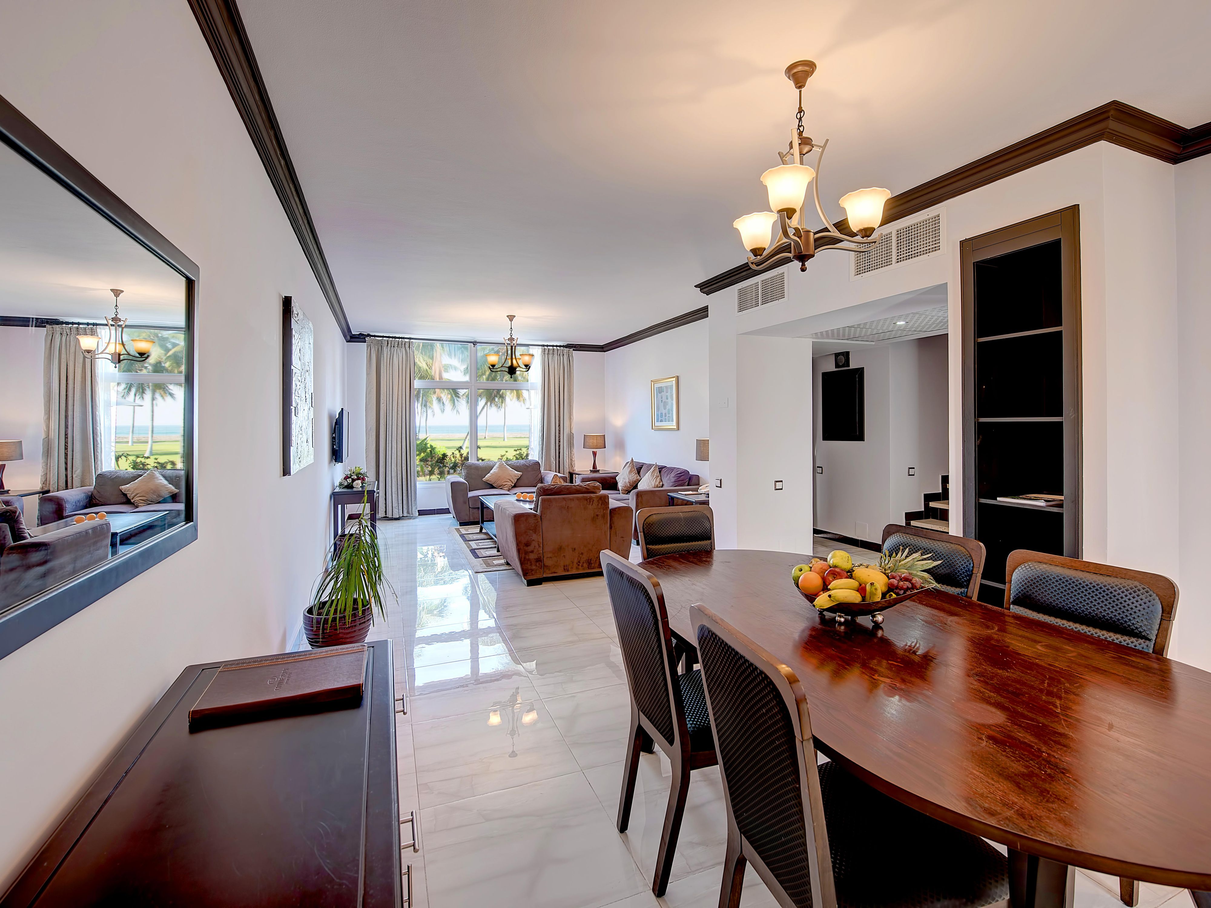 تدعوك الفيلات الحصرية في منتجع كراون بلازا صلالة، التي تقع داخل حدائق استوائية وعلى بعد خطوات فقط من المتجر، 20 لتجربة معيشة رحبة وراحة تراعي شعور الآخرين. تحتوي كل فيلا على ثلاث غرف نوم ، بما في ذلك واحدة مع سرير كينج واثنتين مع سريرين مفردين وحمامين ومنطقة معيشة واسعة ومطبخ مجهز بالكامل. 