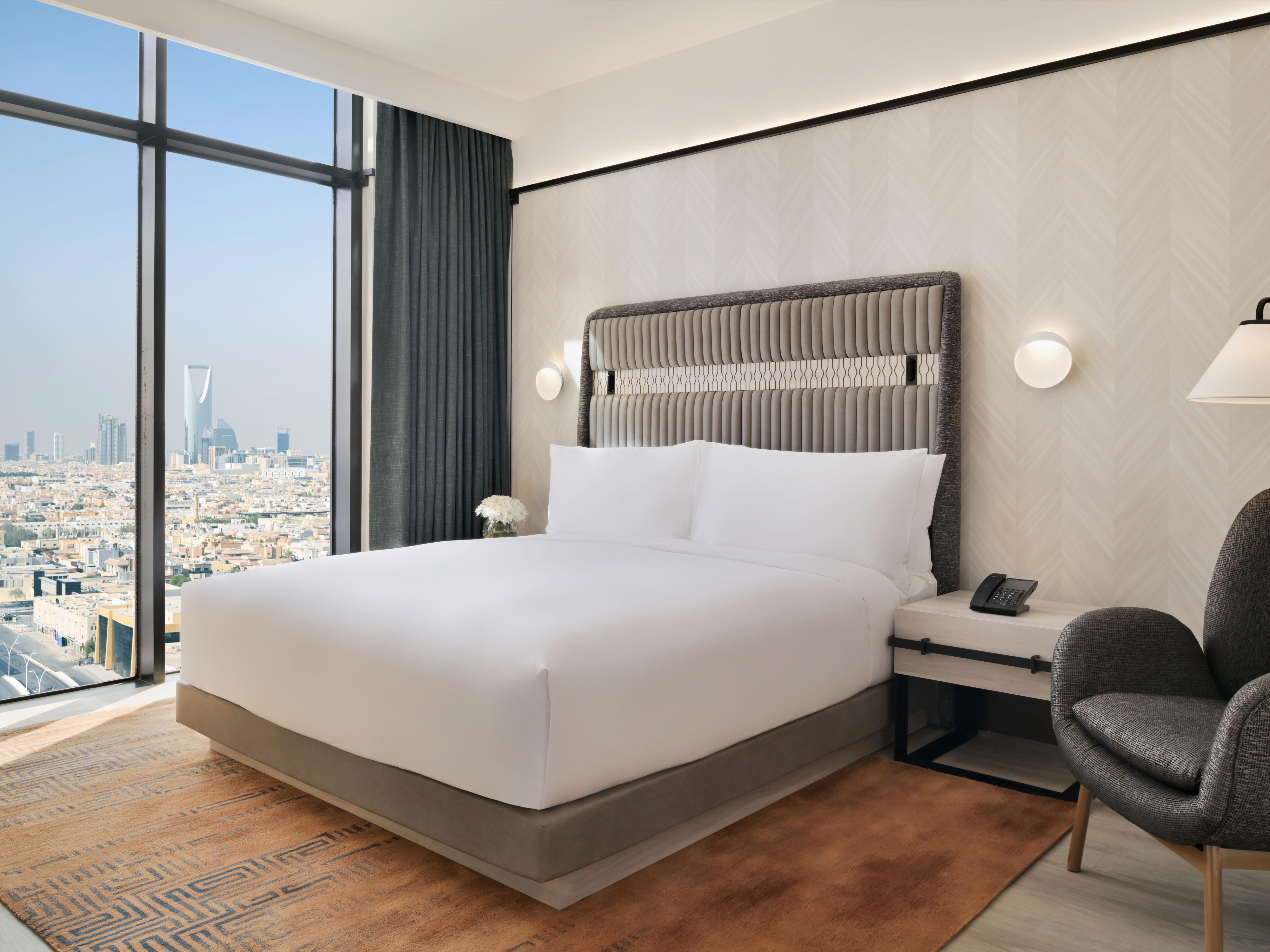 تتميز غرف الضيوف لدينا 192 بالألوان الناعمة والتشطيبات الحديثة ووسائل الراحة التي تراعي شعور الآخرين والتي تمزج بين الراحة والسهولة. تخلق المخططات الفسيحة وإطلالات المدينة والميزات الذكية داخل الغرفة بيئة جذابة للعمل والراحة وكل شيء بينهما.