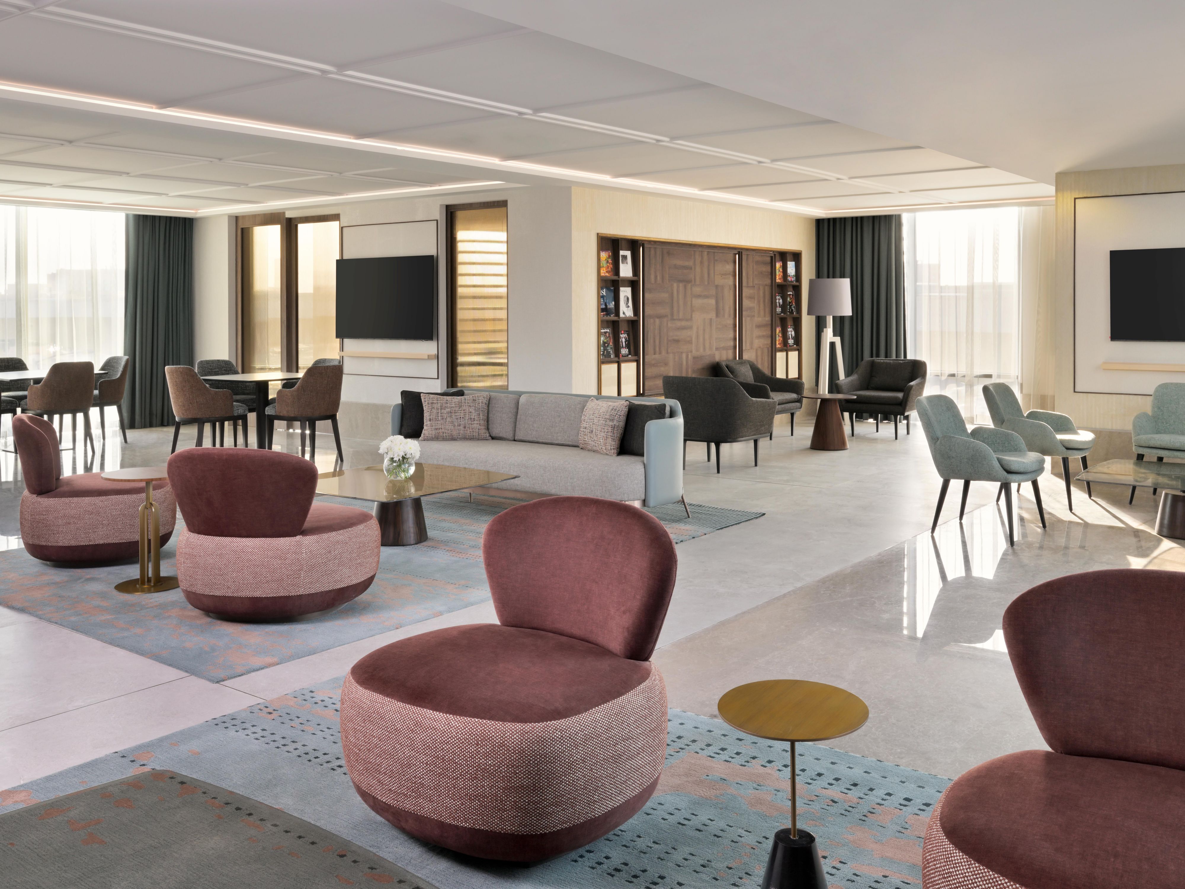 ゆったりとくつろげる専用のクラブラウンジで、おくつろぎのひとときをお過ごしください。読書や仕事はもちろん、のんびりとした時間を過ごすのに最適な、軽食とよく気配りの行き届いたサービスをご利用ください。