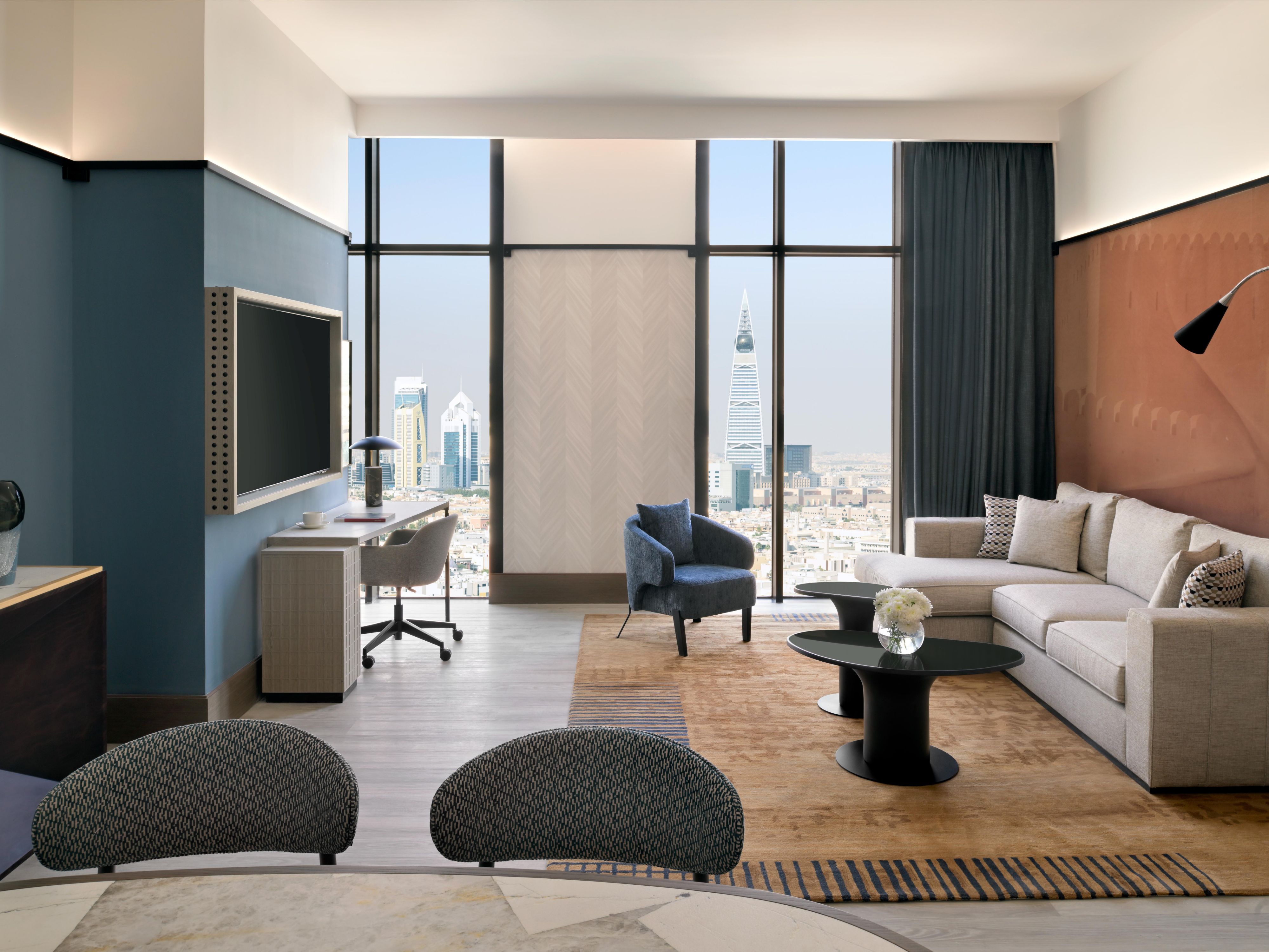 ビジネス旅行者、医療訪問者、家族連れに最適な110レジデンシャルスイートは、設備の整ったキッチン、独立したリビングエリア、十分な収納スペースを備えています。ホテルのサービス、ダイニング、ウェルネス設備などの充実したIHG One Rewards Accessで、ご自宅のように快適にお過ごしいただけます。