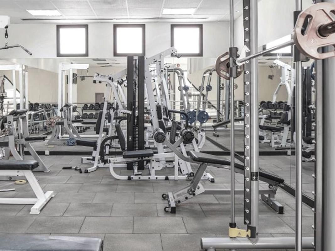 أطلق العنان لإمكانياتك في اللياقة البدنية في صالة الألعاب الرياضية بفندق كراون بلازا رياض بالاس. ارتقِ بمستوى تمارينك الرياضية وحقق أهدافك وجرب الفرق. انضم إلينا اليوم وكن الأفضل في رحلتك نحو اللياقة البدنية.