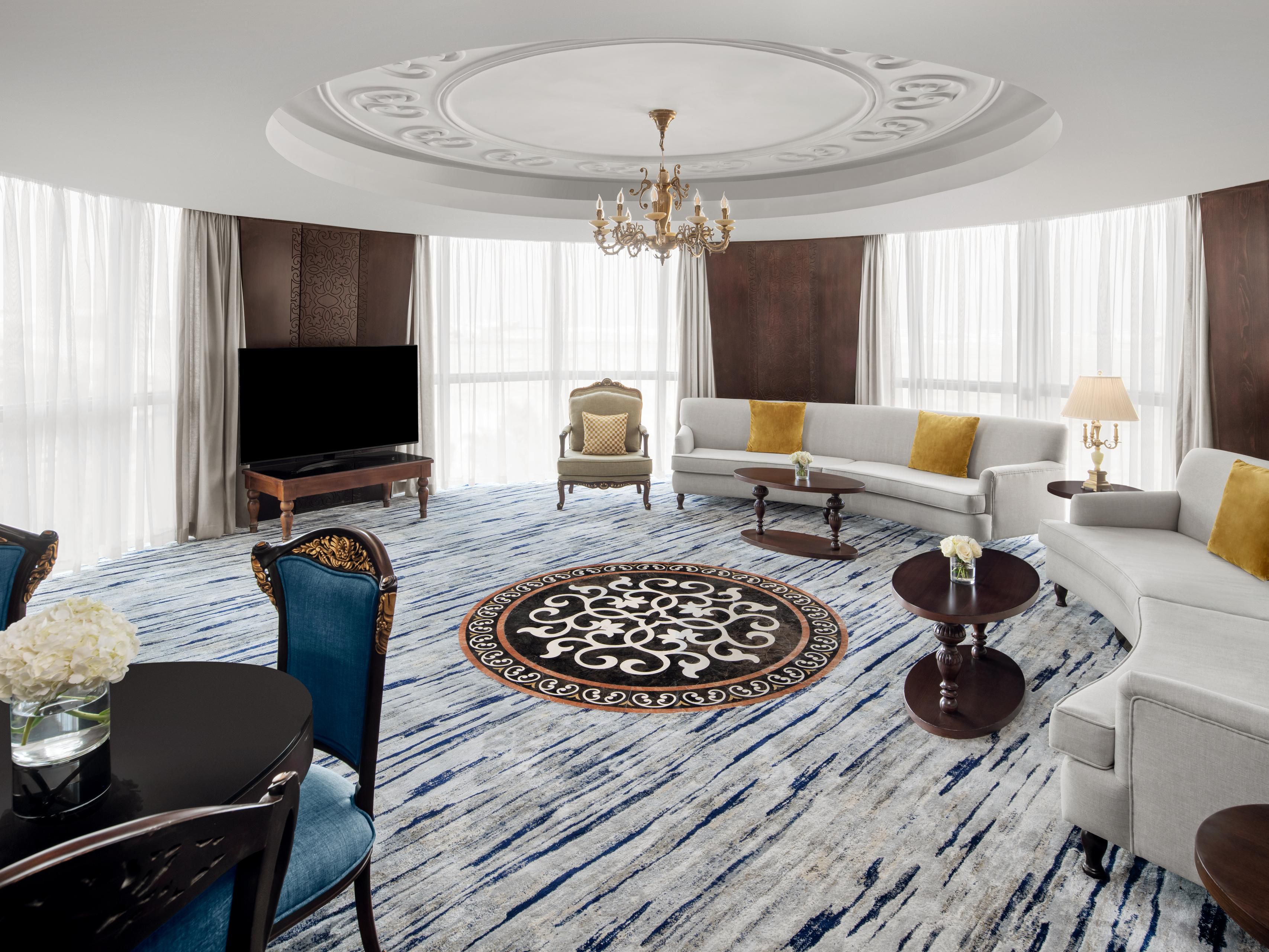 Pamper yourself and book your stay with your loved one at our Panoramic Suite with its private Jacuzzi. Enjoy our exciting and unique rate inclusive of breakfast and dinner for 2 people.