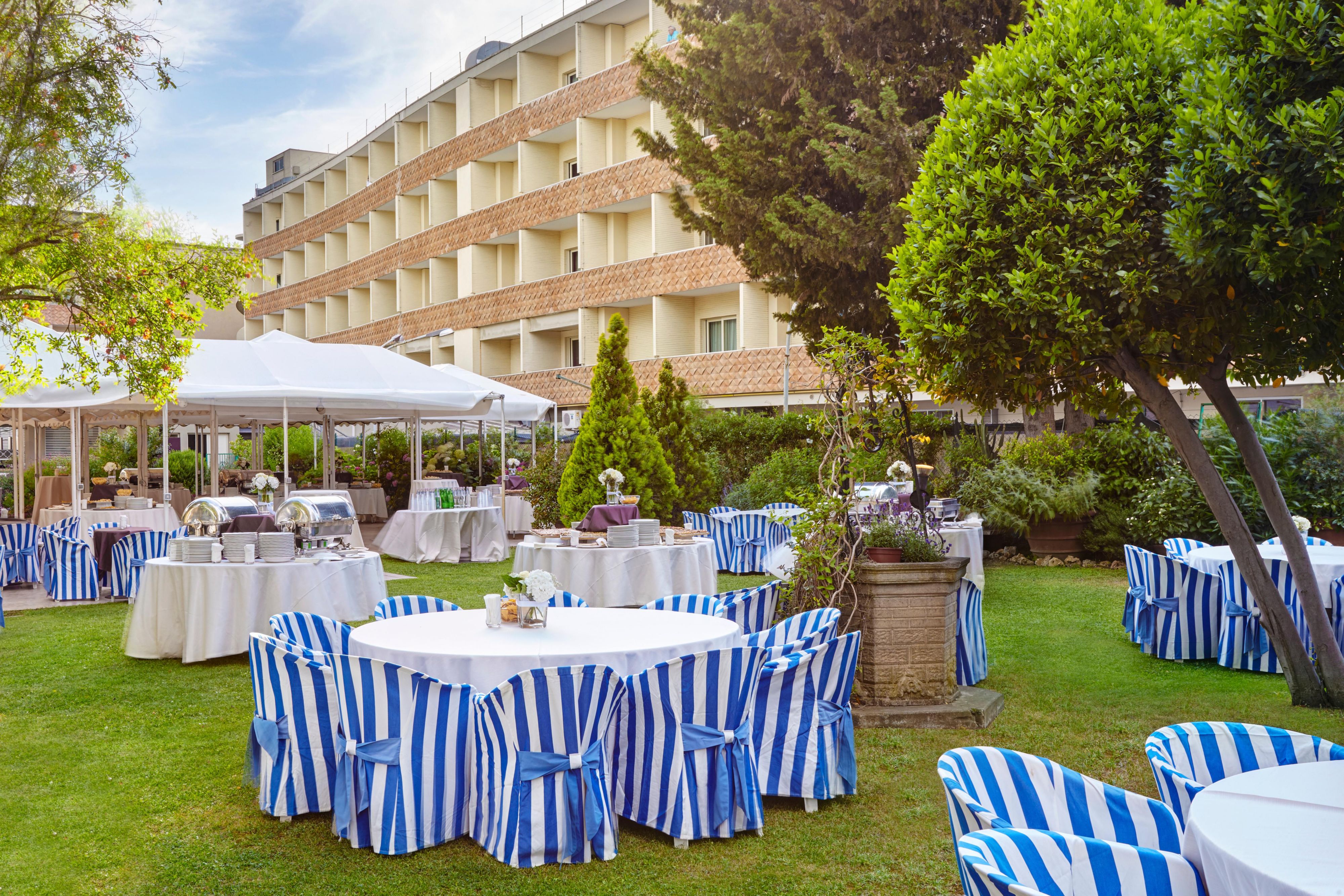 Organize your special event in our beautiful gardens by the pool
