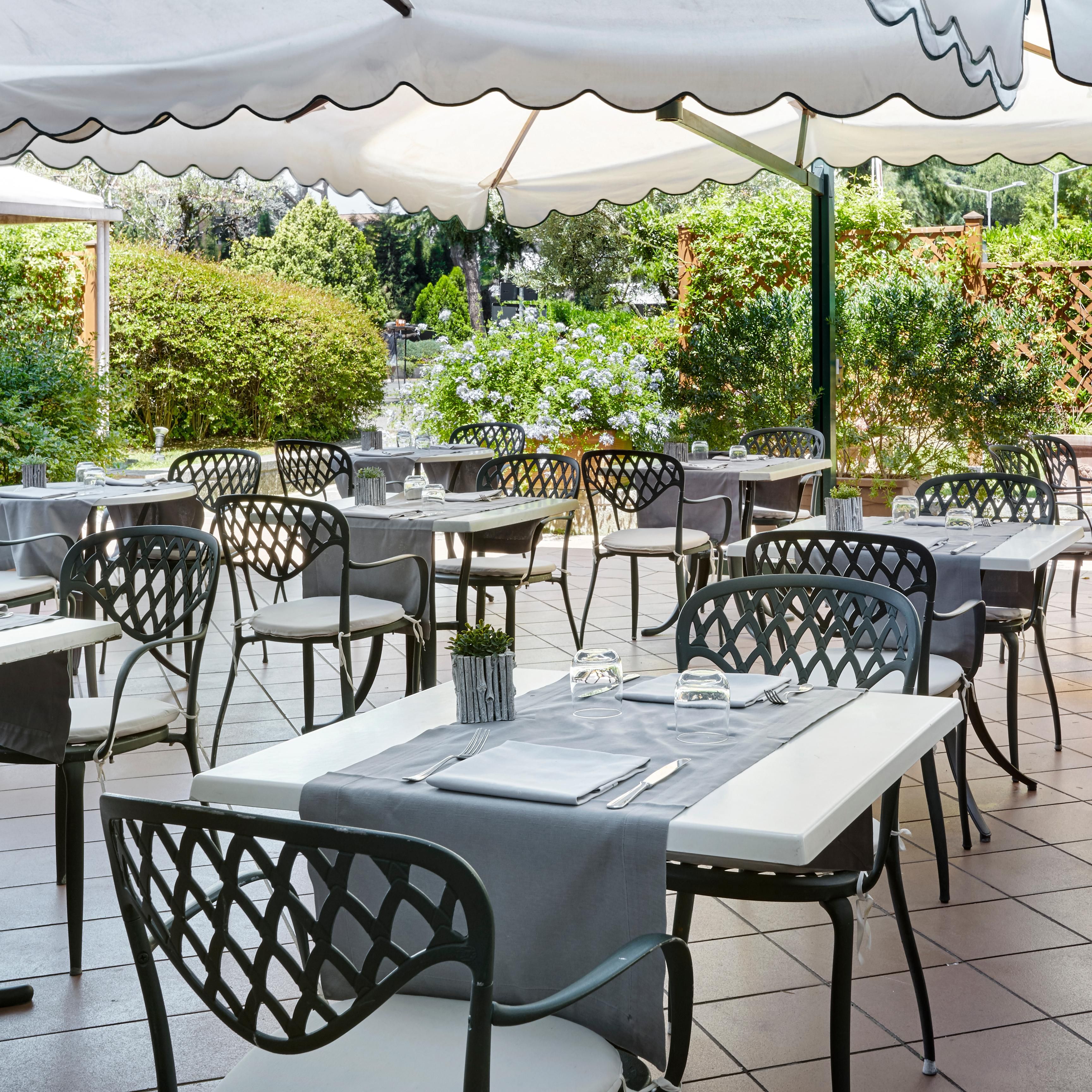 Enjoy the lovely temperature of Rome in our Papillon Restaurant