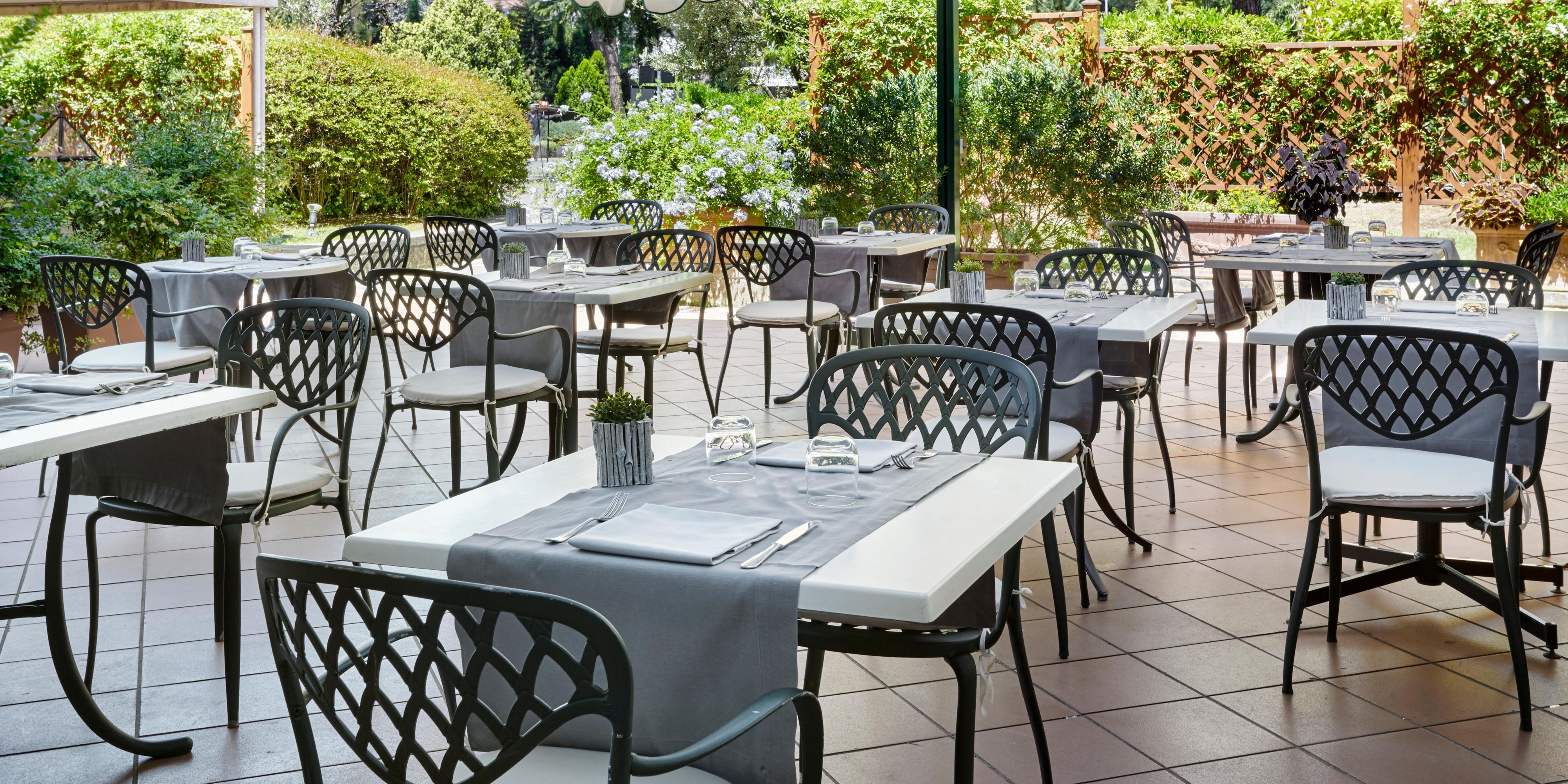Enjoy the lovely temperature of Rome in our Papillon Restaurant