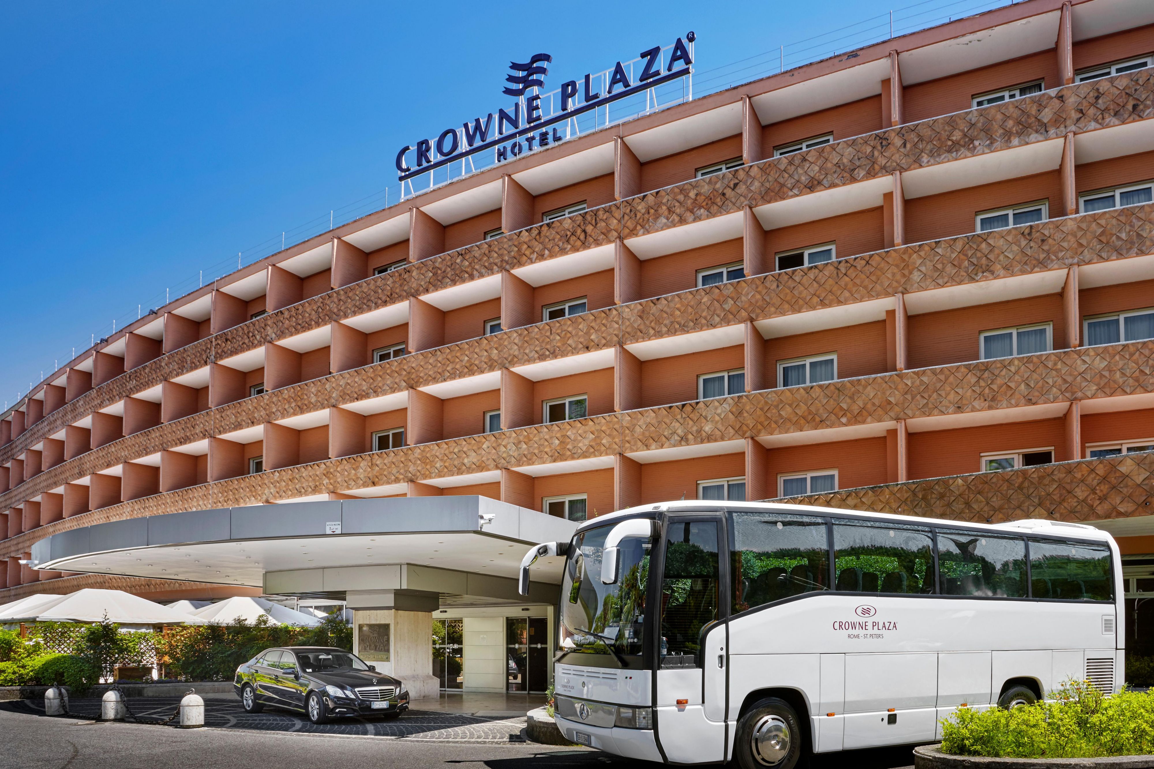 Scheduled shuttle bus to/from Fiumicino Airport at charge