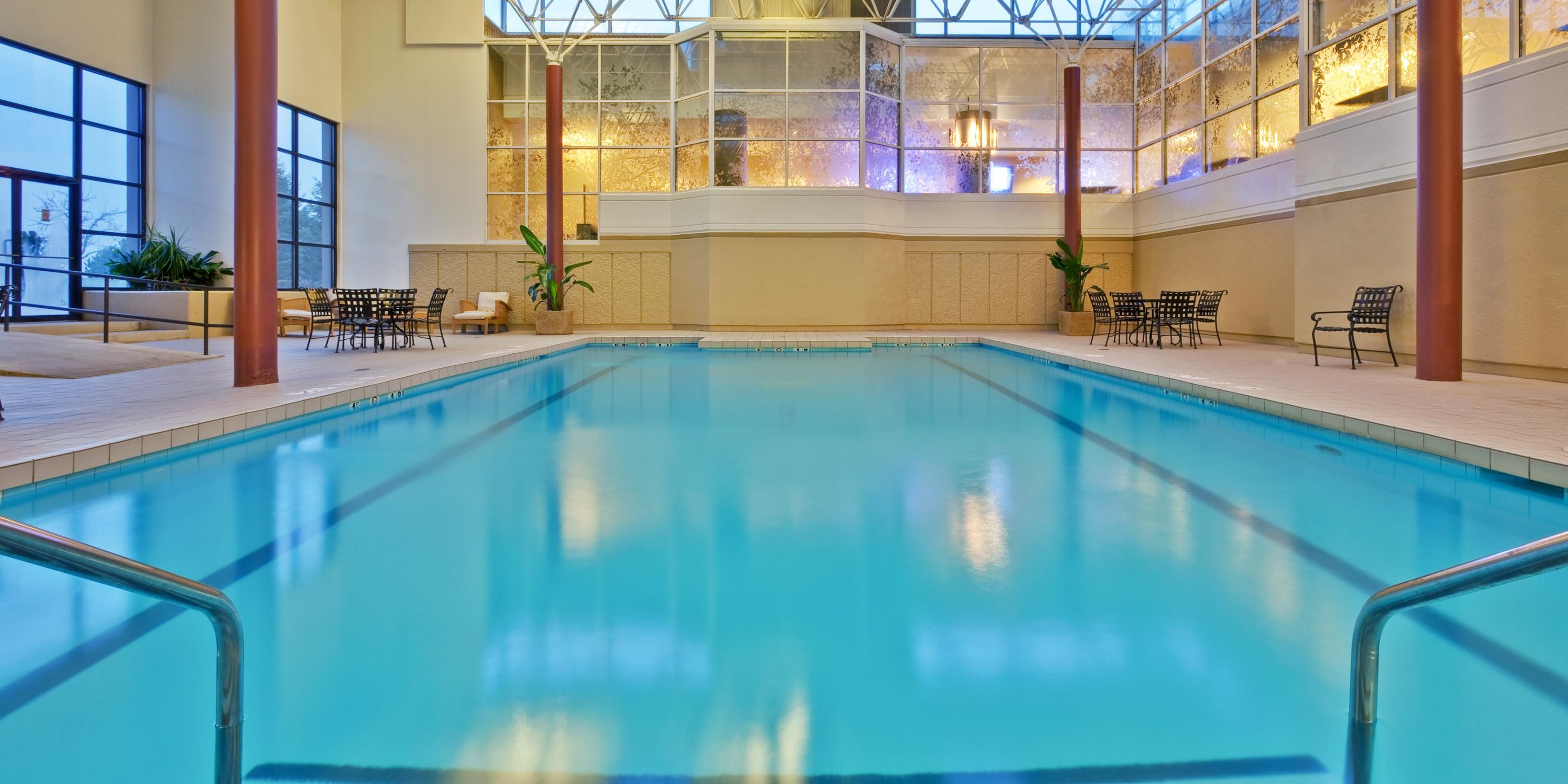 Rosemont Hotels With Pools