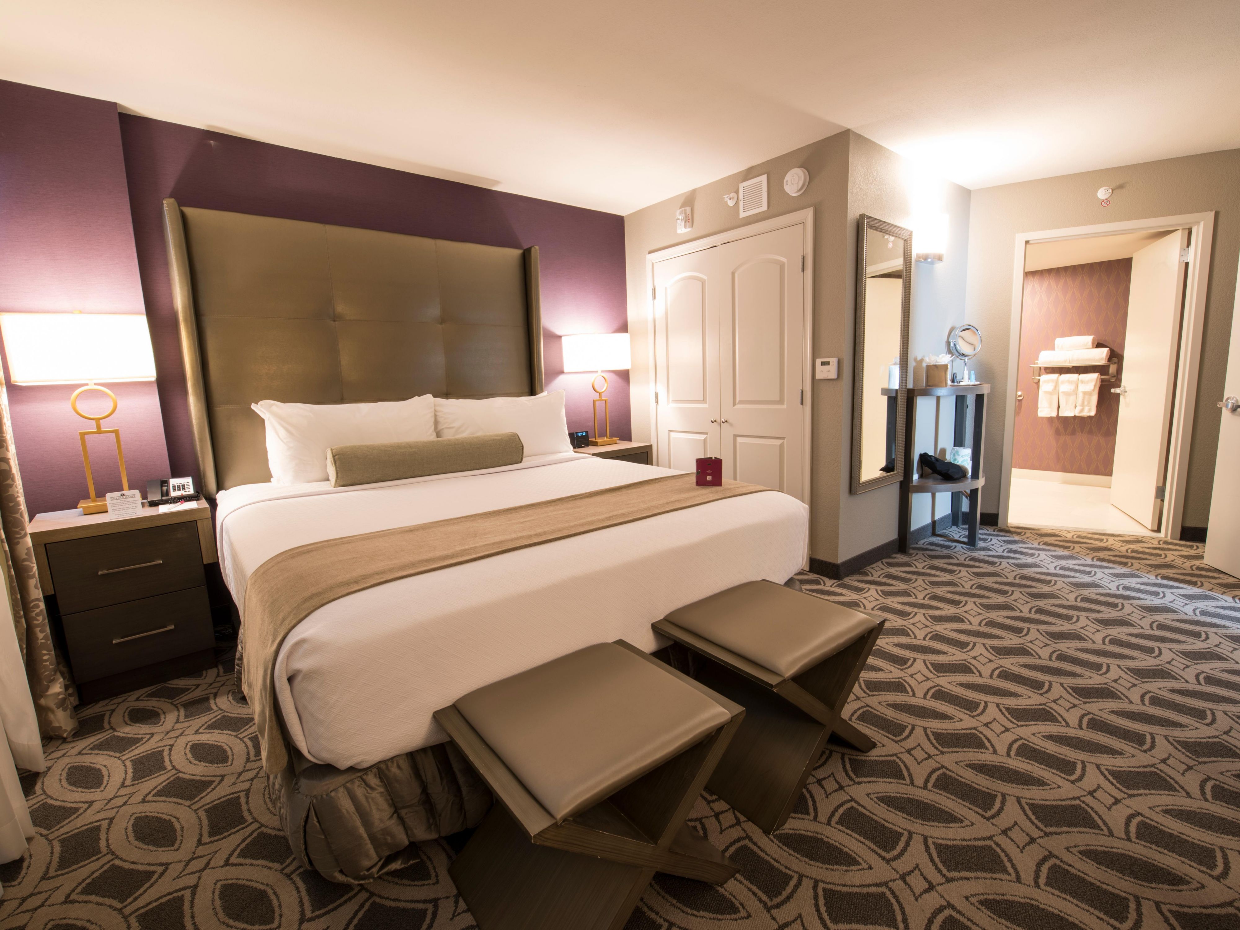 Metlife Stadium Hotel in Saddle Brook, NJ with Pools | Crowne