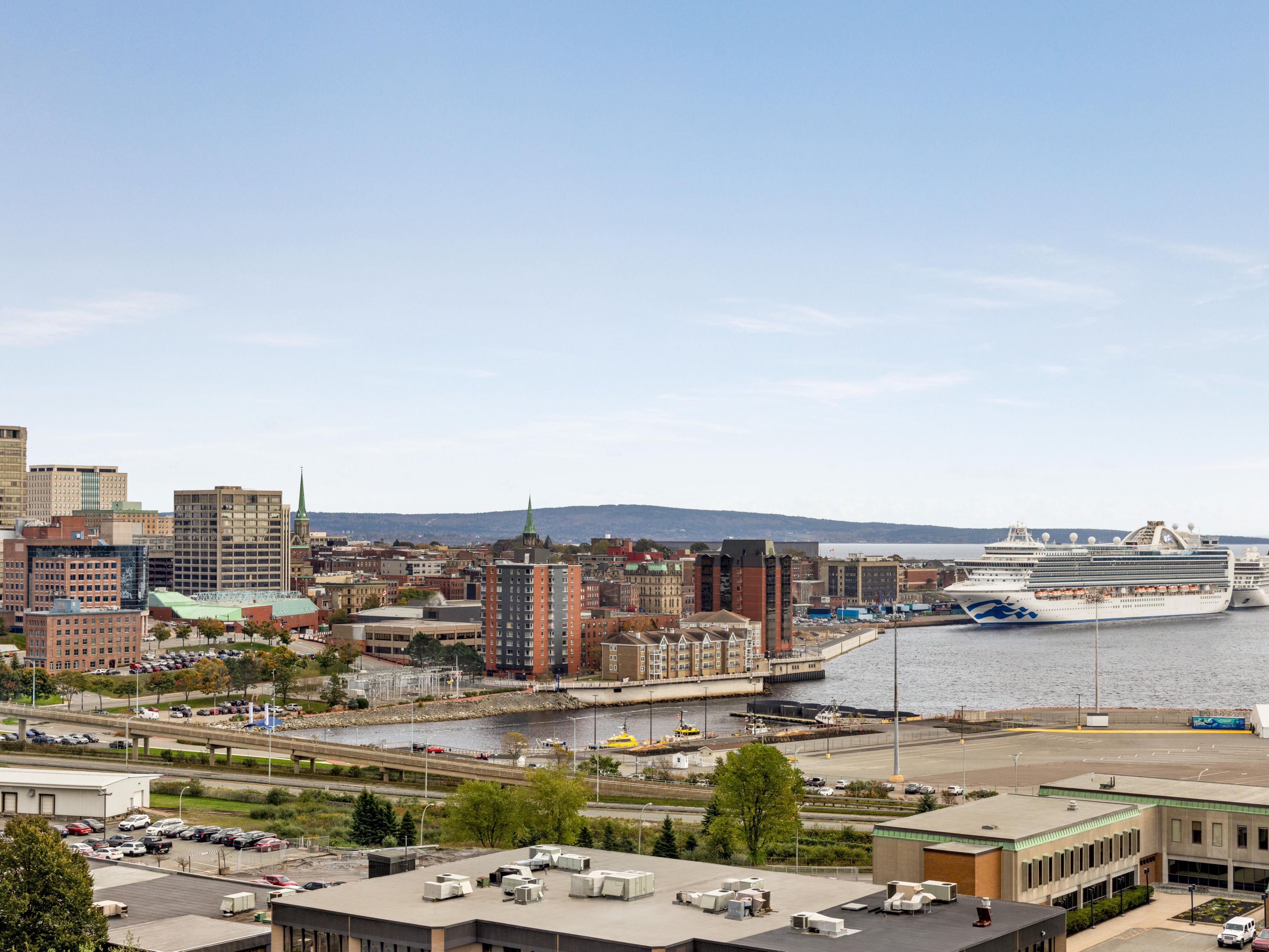 Nestled in a prime location, our Saint John Harbour View hotel provides easy access to uptown Saint John. Experience the magic of Saint John's picturesque harbour from our hotel, Stroll through the city's vibrant streets, explore local boutiques, savour diverse cuisines, and immerse yourself in the city's rich heritage. Your adventure starts here!