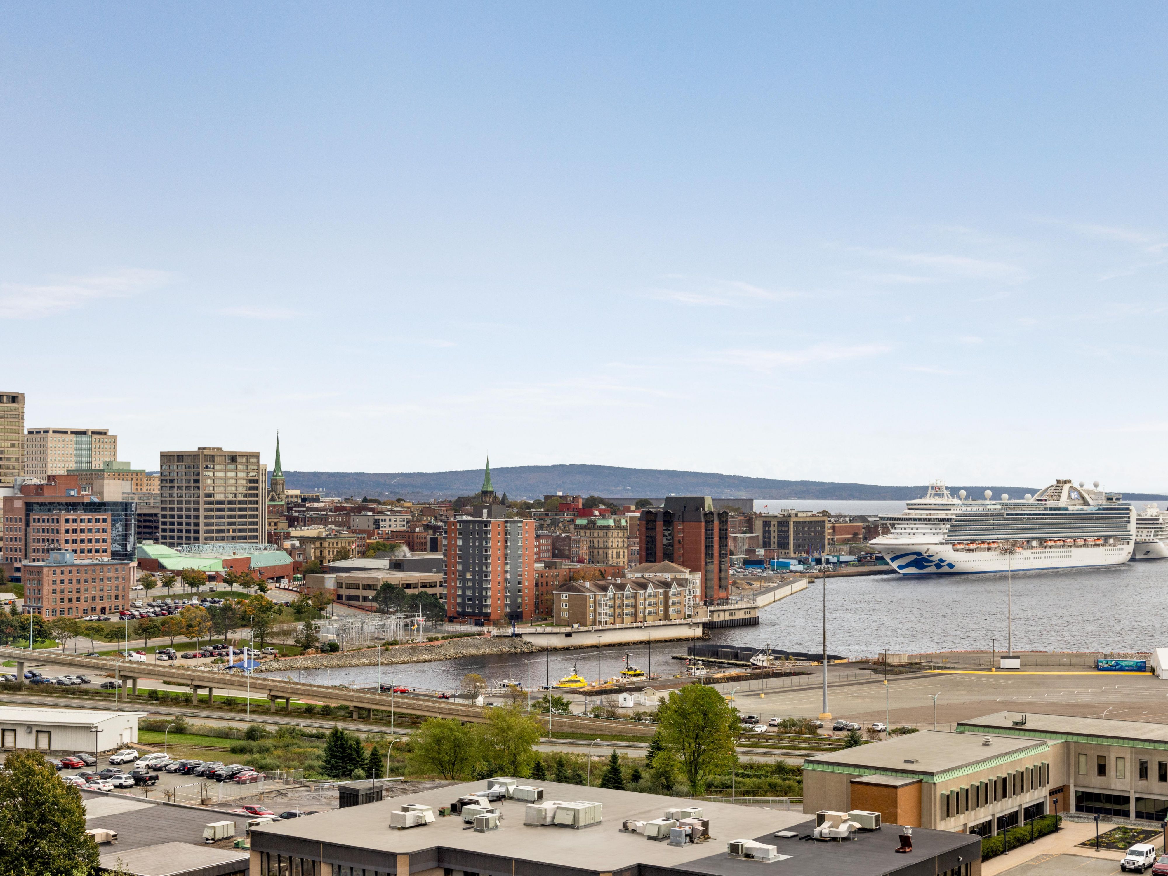 업타운 세인트 존(Uptown Saint John) 근처의 완벽한 입지를 자랑하는 이 호텔은 투숙객에게 도시 최고의 관광명소, 쇼핑 및 활기찬 나이트라이프에 쉽게 접근할 수 있는 기회를 제공합니다. 항구의 숨막히는 전경을 즐기고 유적지, 미술관 및 문화 행사에서 단 몇 분 거리에 있습니다.