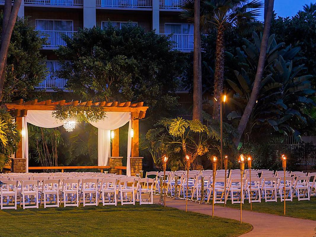 Crowne Plaza San Diego is the perfect spot to tie the knot! The main courtyard is a beautiful option that provides a romantic and tropical atmosphere. Our wedding packages provide you and your guests a variety of options, from Award Winning Sushi to our delectable Dessert Stations.