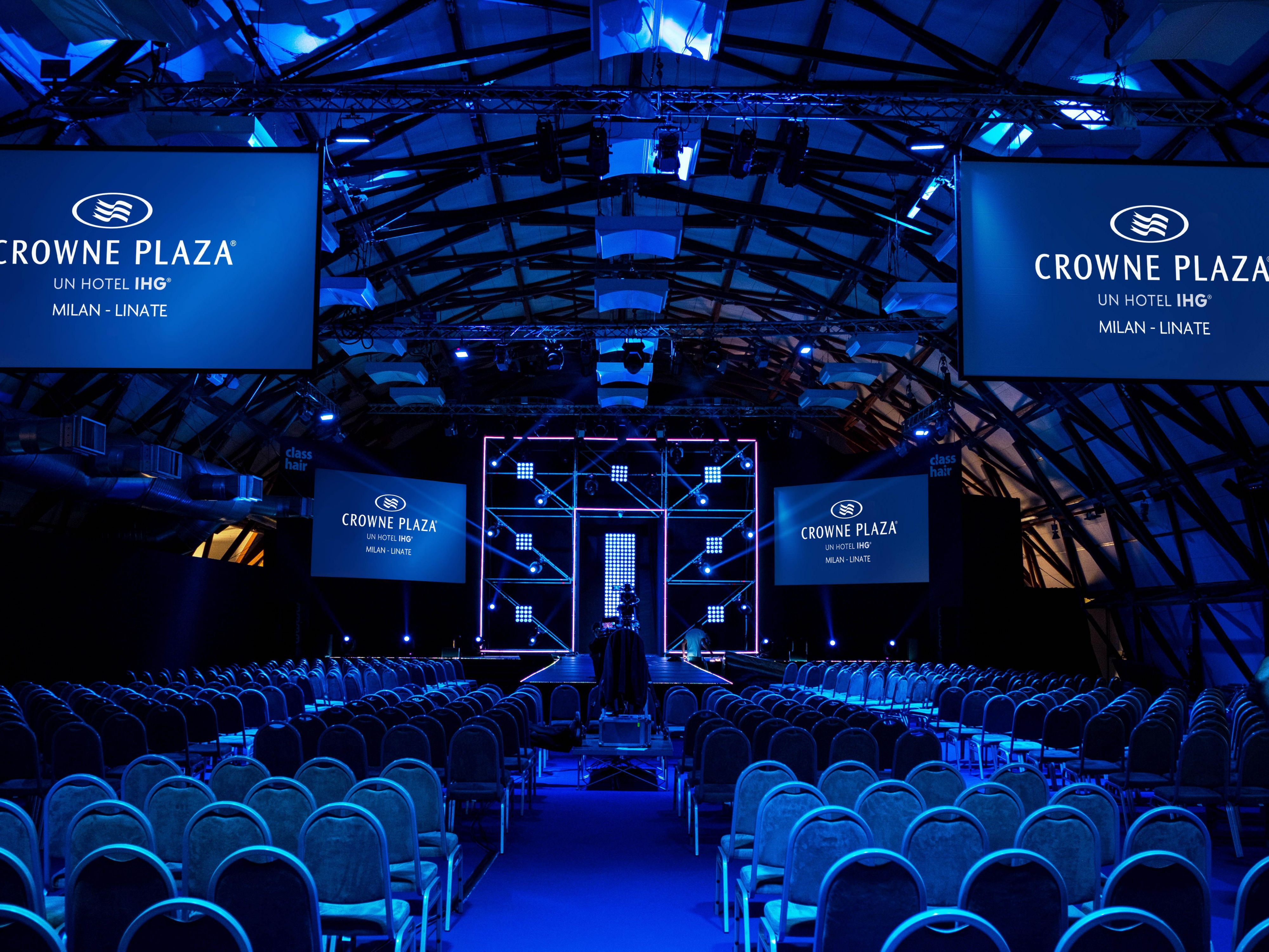 2,300 square meters, max capacity 1,500, 10 meters high with trusses 8 meter high. 
ExpoPlaza Conference & Exhibition Centre is the ideal location for your conferences and exhibition, completely customizable to your needs. 
Get in touch with our Events Department to know more!
