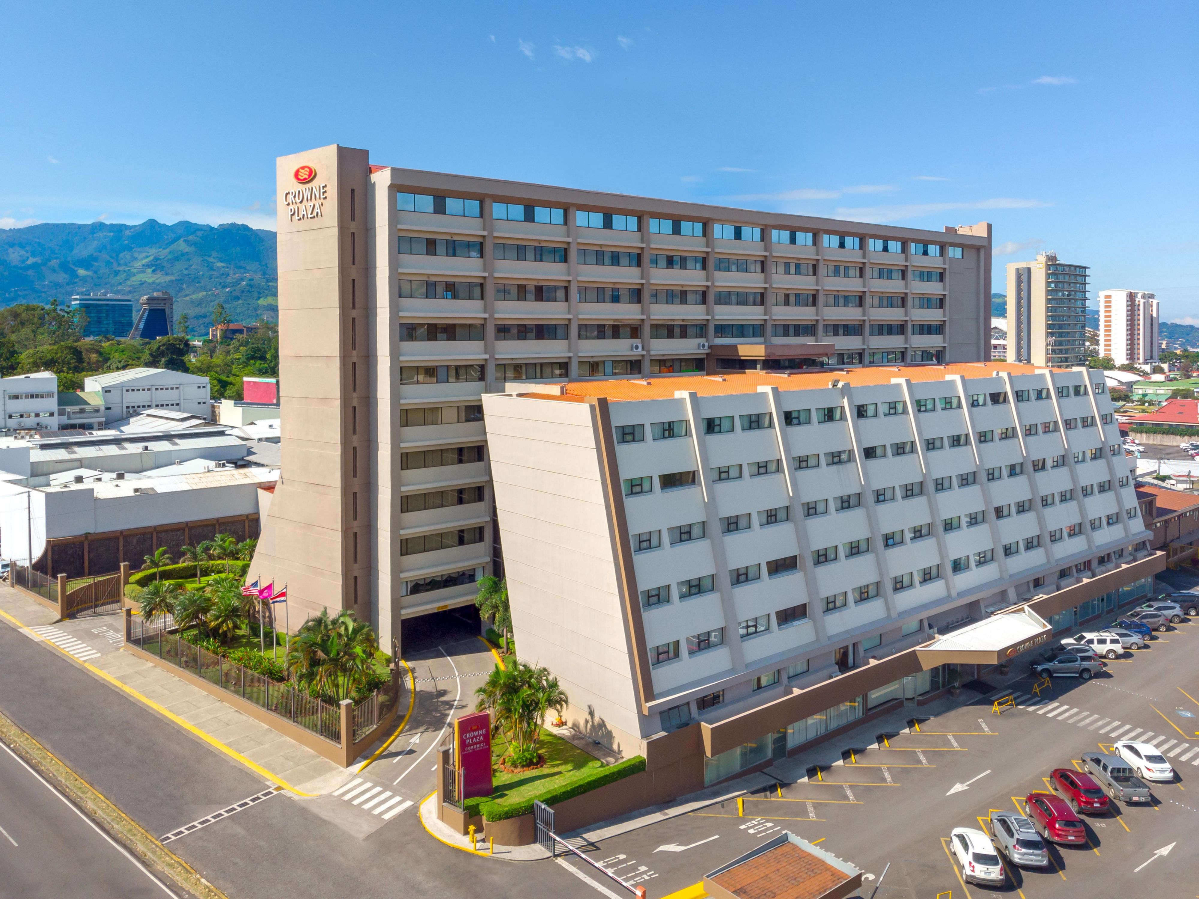 Nos complace ofrecer amplio parqueo Gratis a todos nuestros apreciados clientes.