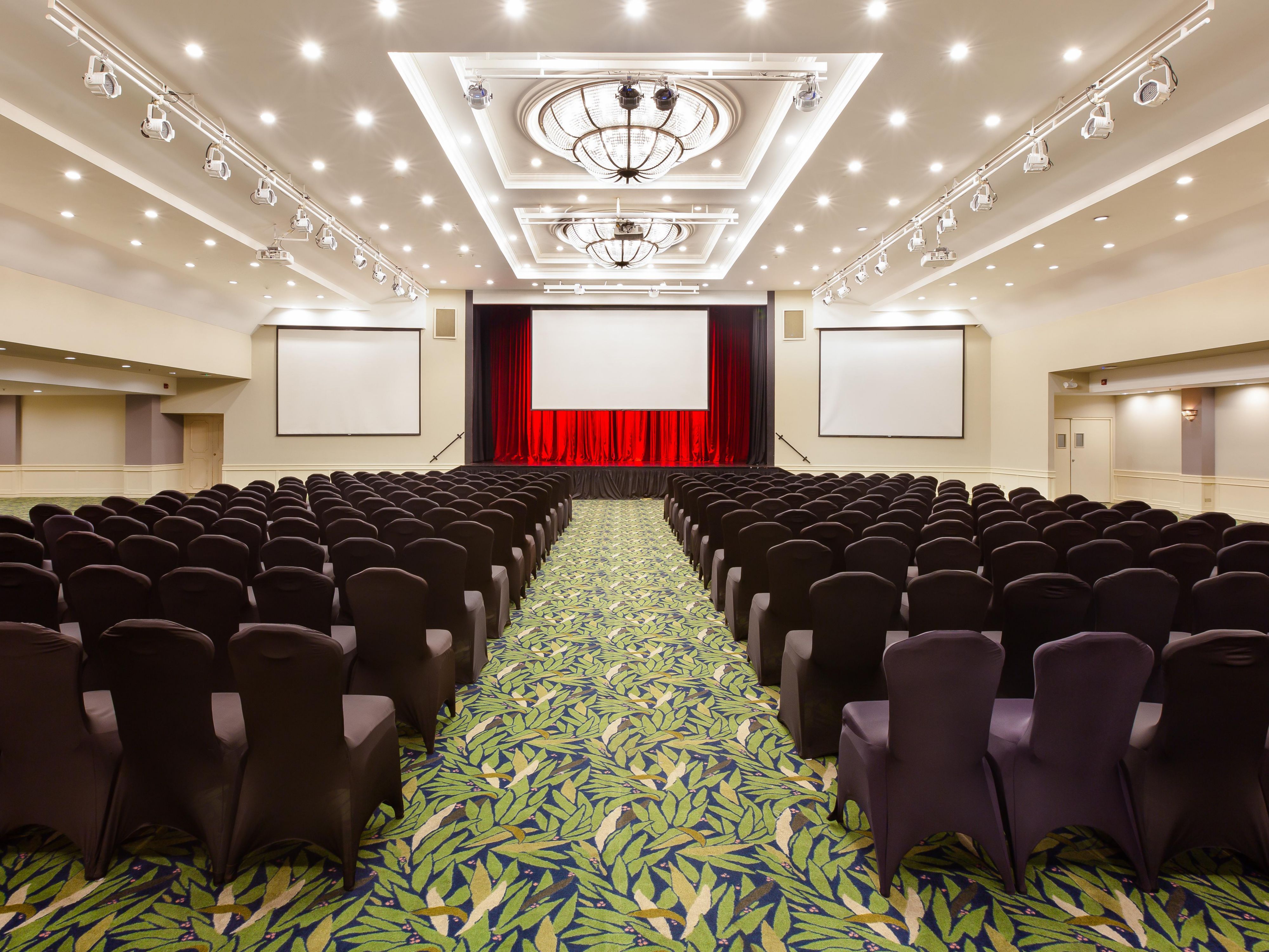 Nuestras salas de reuniones, diseñadas para la productividad, están equipadas con máxima tecnología y distribución, pudiendo albergar eventos desde grandes conferencias hasta talleres íntimos. Con más de 1,858 m2 de espacio, incluidas 14 salas de reuniones, nuestra sala más grande tiene capacidad hasta para 1,200 invitados en estilo auditorio.