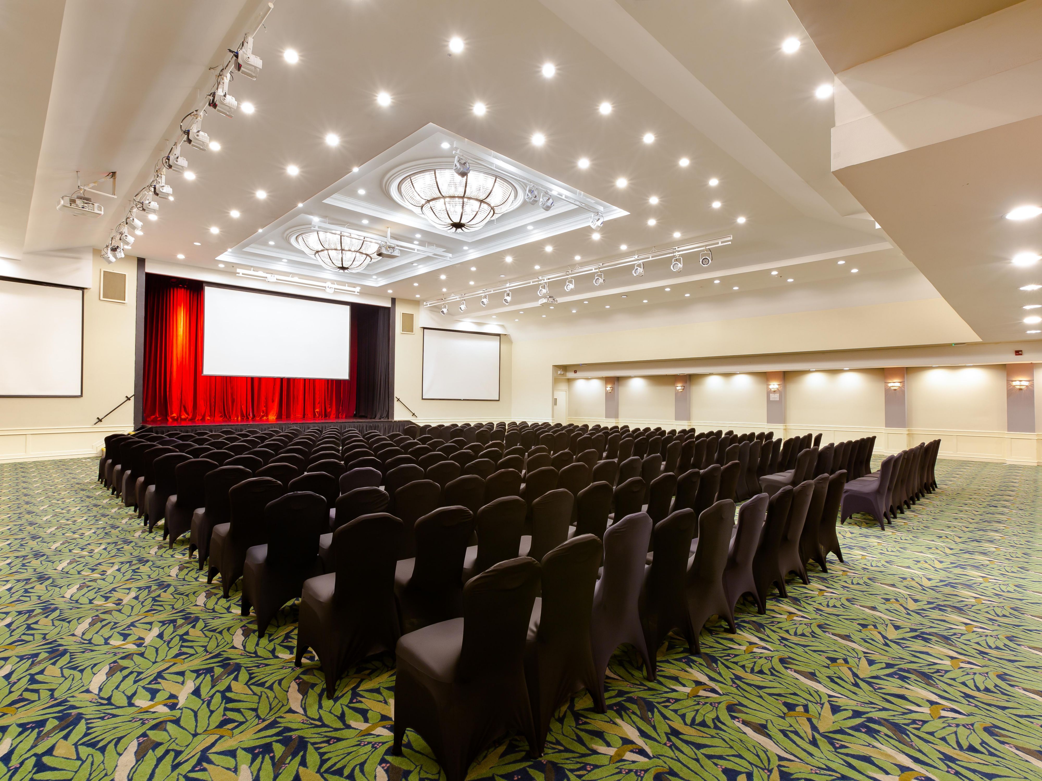 Nuestro Hotel ha sido completamente renovado y está listo para impresionar a sus huéspedes. Con más de 20,000 pies cuadrados en espacios flexibles para eventos, tenemos el compromiso de hacer su próxima reunión o conferencia un éxito. Le ofrecemos asistencia y asesoría directa para todos los detalles, alta tecnología en equipos y menú personalizado