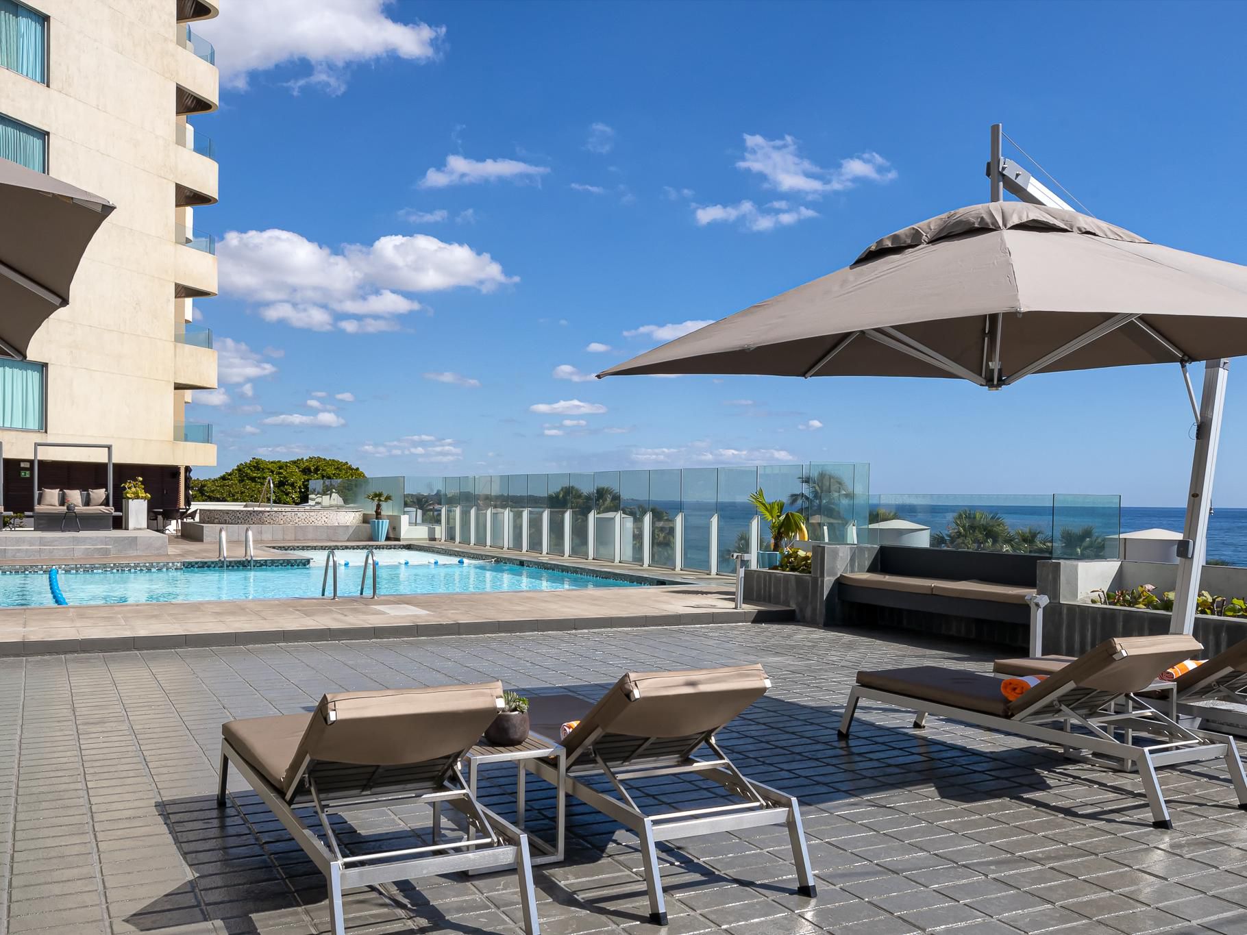 Vive un Eterno Verano en Crowne Plaza Santo Domingo. Siempre es un buen momento para relajarse bajo el sol del Caribe, disfrutar de la piscina y admirar las vistas al Mar Caribe. El lugar perfecto para desconectar y disfrutar del paraíso tropical durante todo el año.